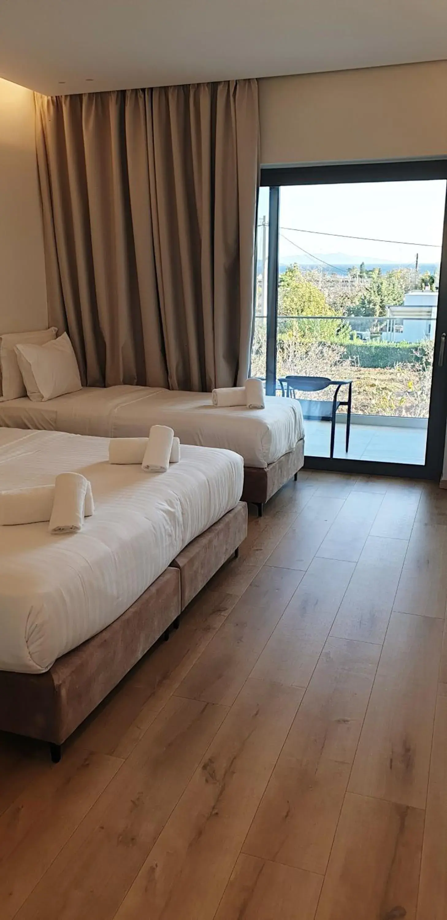 Superior Triple Room with Sea View in Megara Hotel Superior Triple Room with Sea View in Megara Hotel