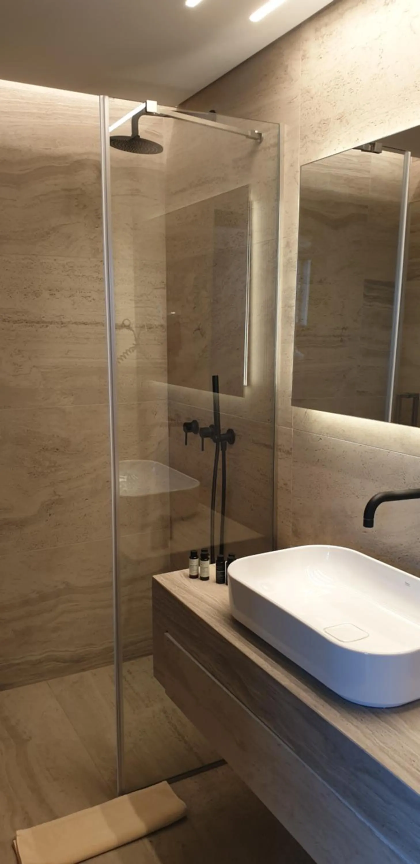 Shower in Megara Hotel