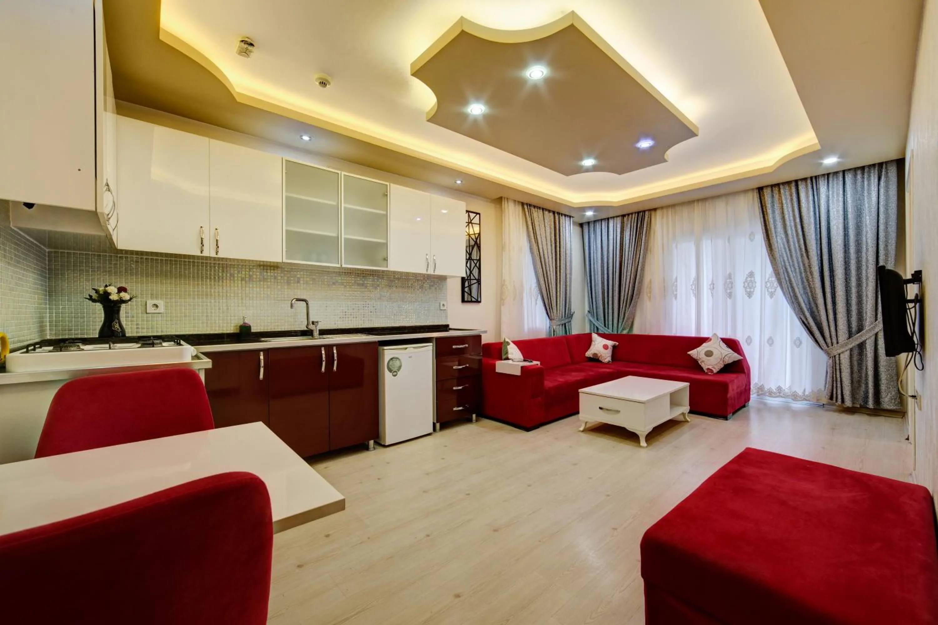 Kitchen or kitchenette in Mersin Vip House Hotel