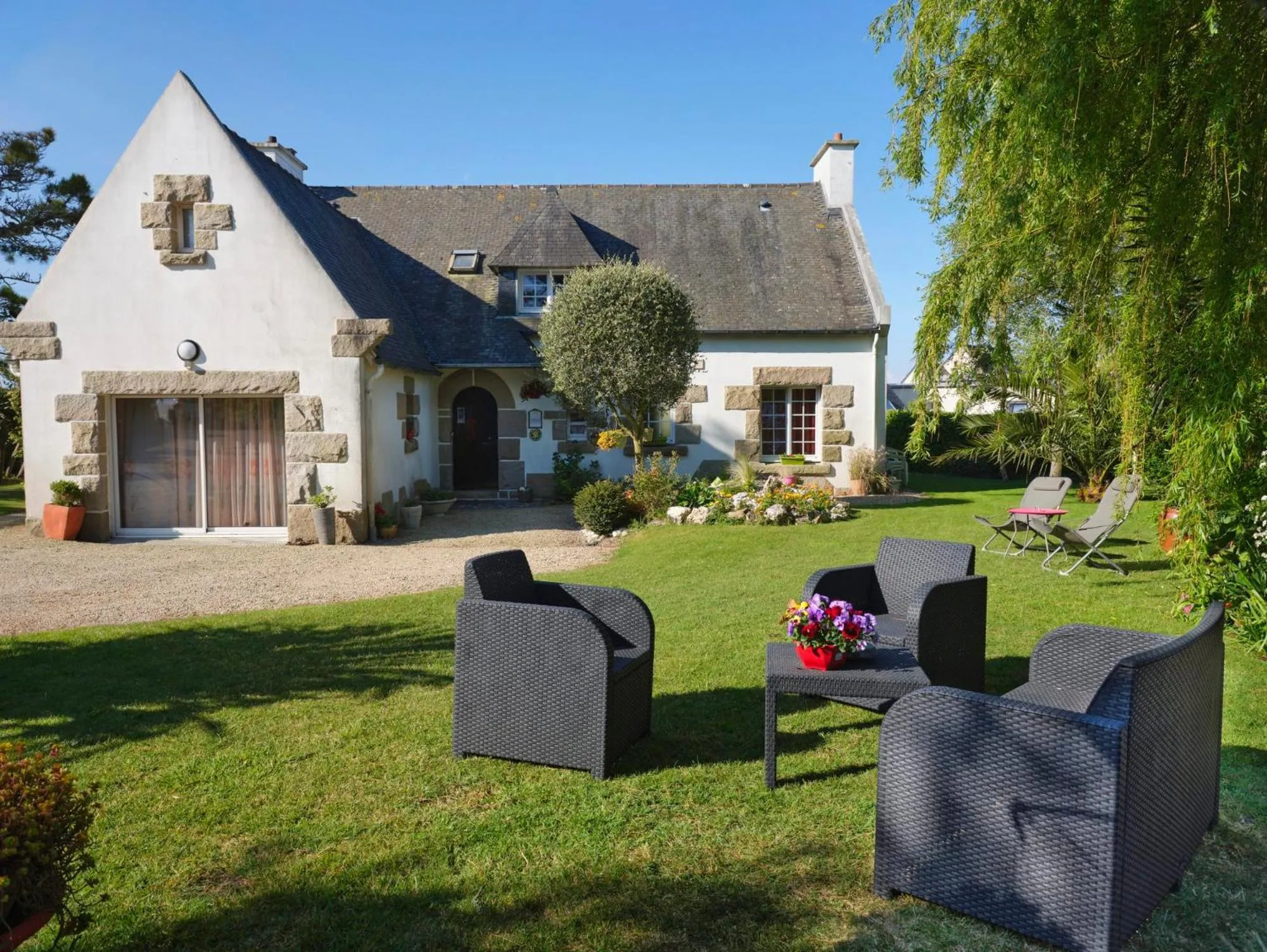 Inner courtyard view in Les Roses