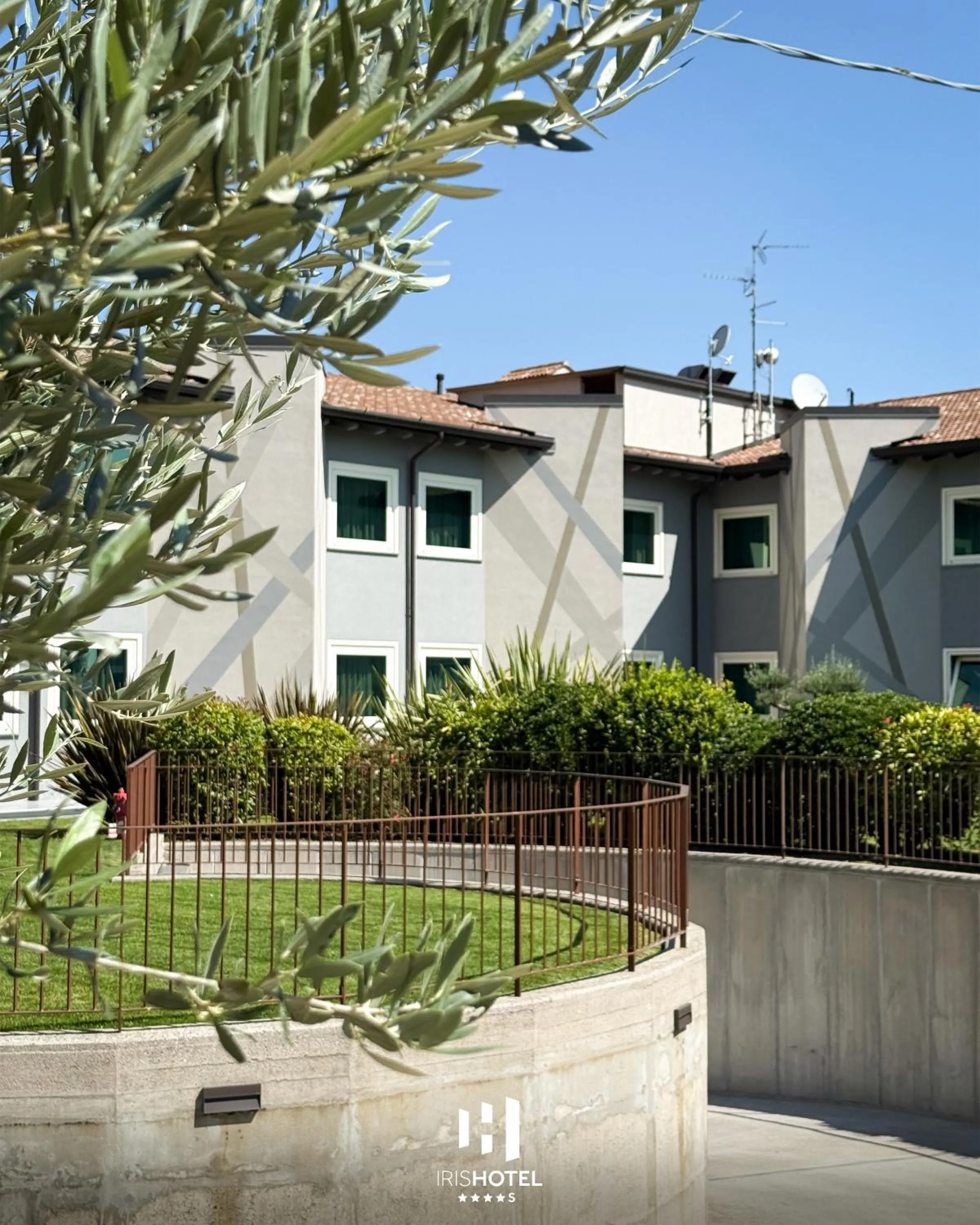 Iris Hotel