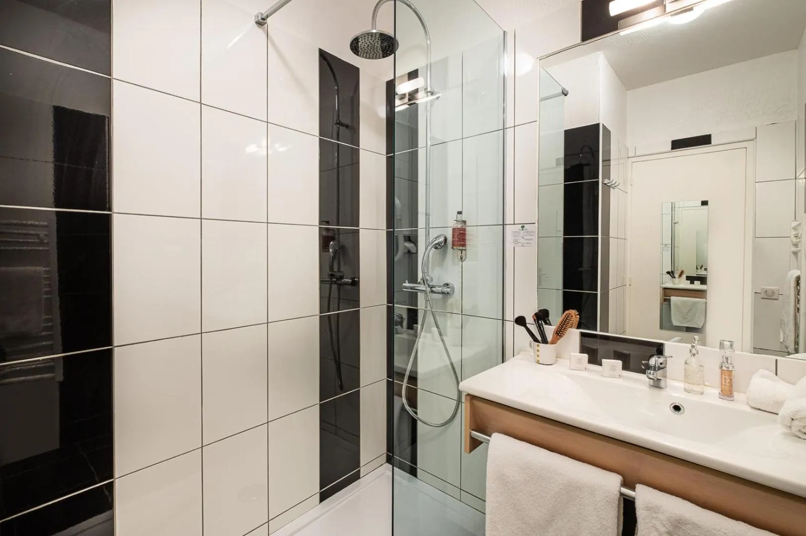 Shower in Hotel Le Provence - Restaurant Le Styx