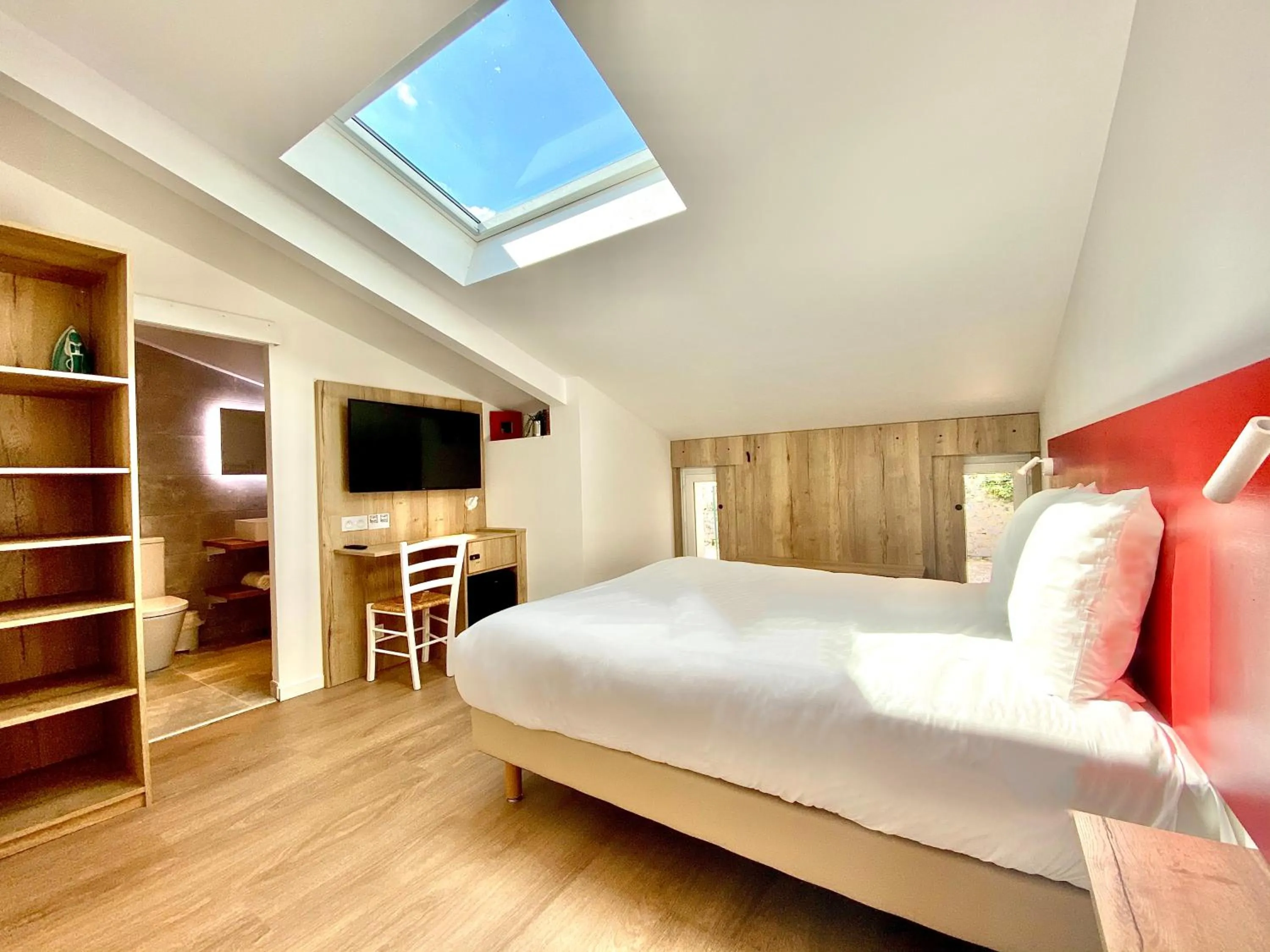 Photo of the whole room, Bed in Hotel Le Provence - Restaurant Le Styx