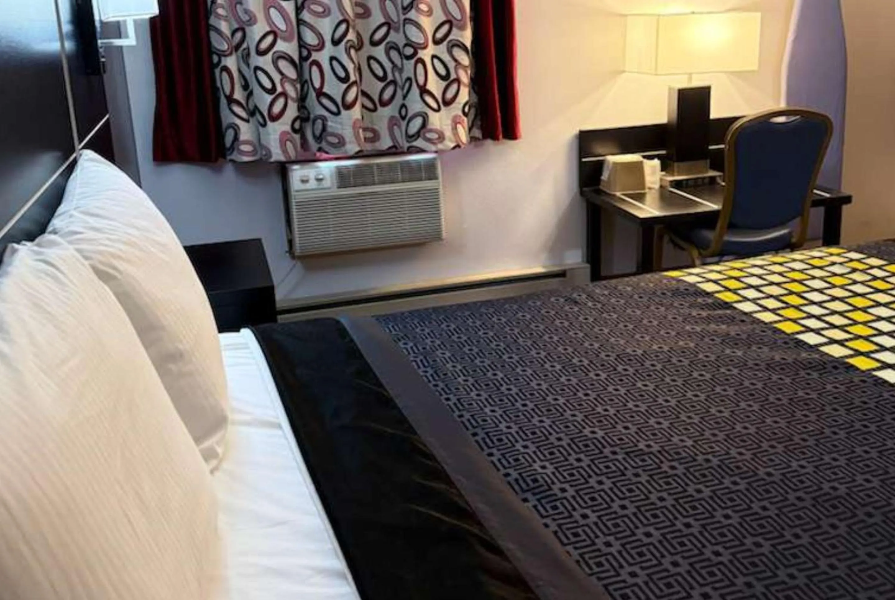 TV and multimedia, Bed in Coratel Inn & Suites by Jasper Hastings