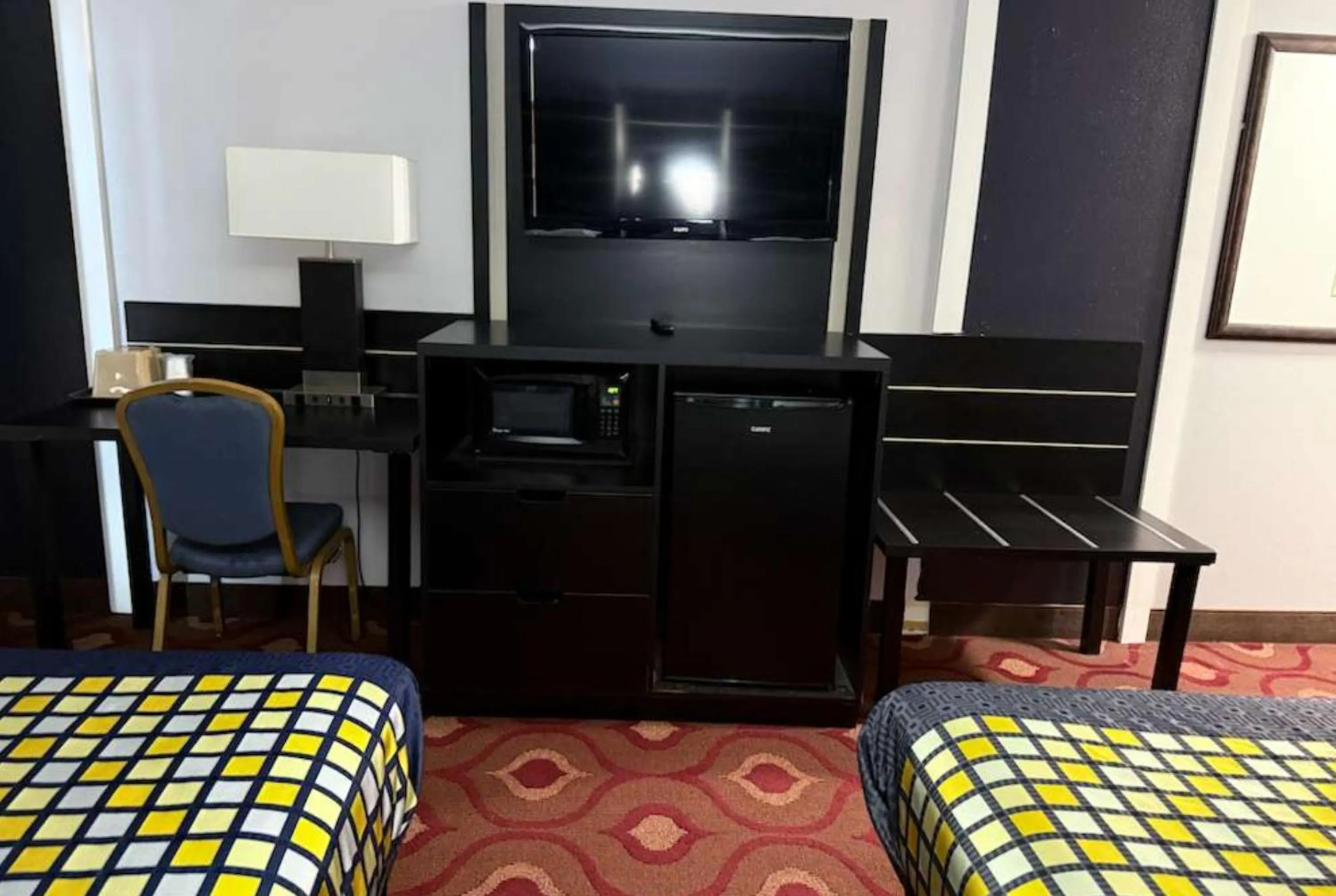TV and multimedia, Bed in Coratel Inn & Suites by Jasper Hastings