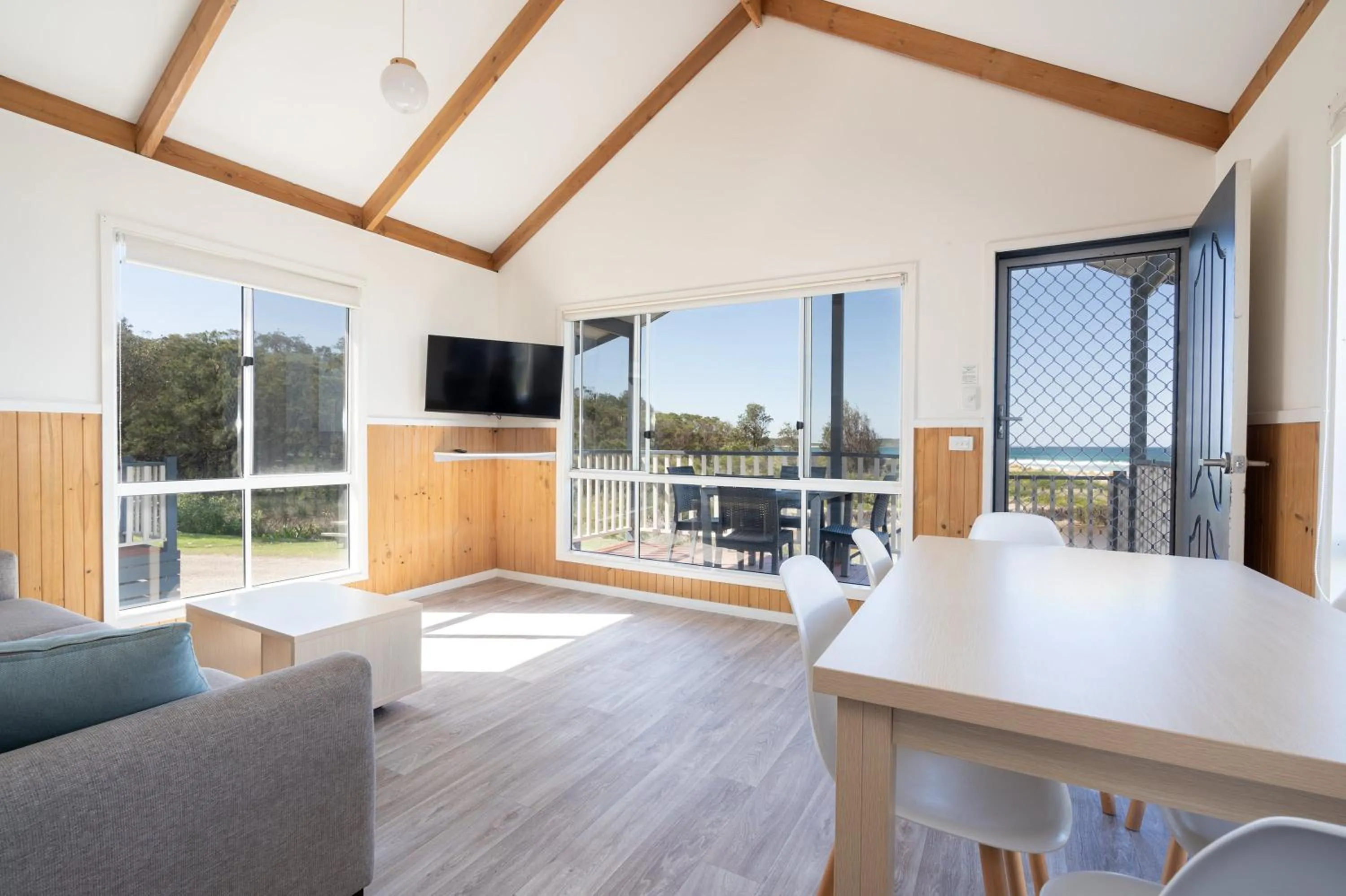 Dining area in BIG4 Tasman Holiday Parks - Racecourse Beach
