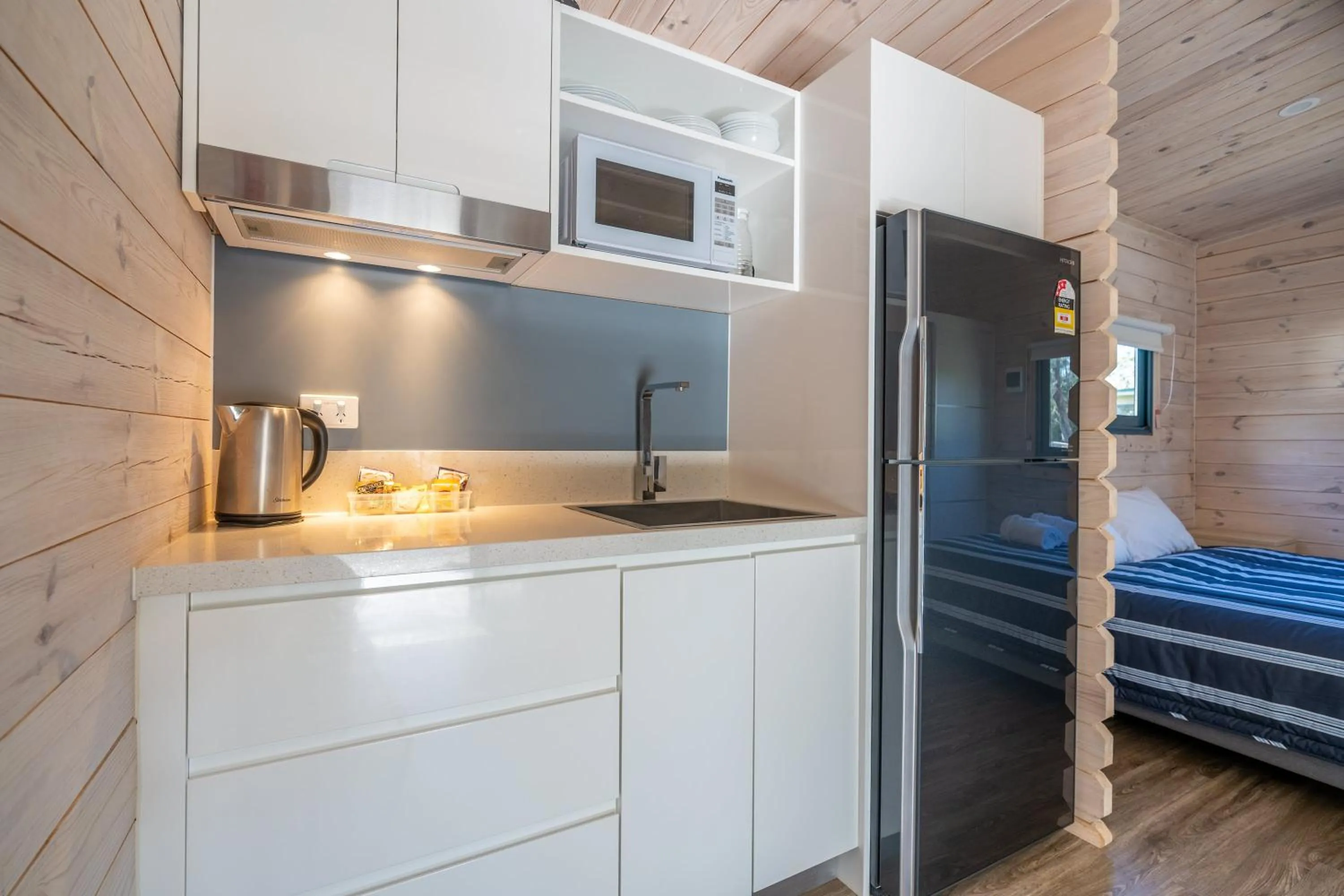 Kitchen or kitchenette, Bed in BIG4 Tasman Holiday Parks - Racecourse Beach