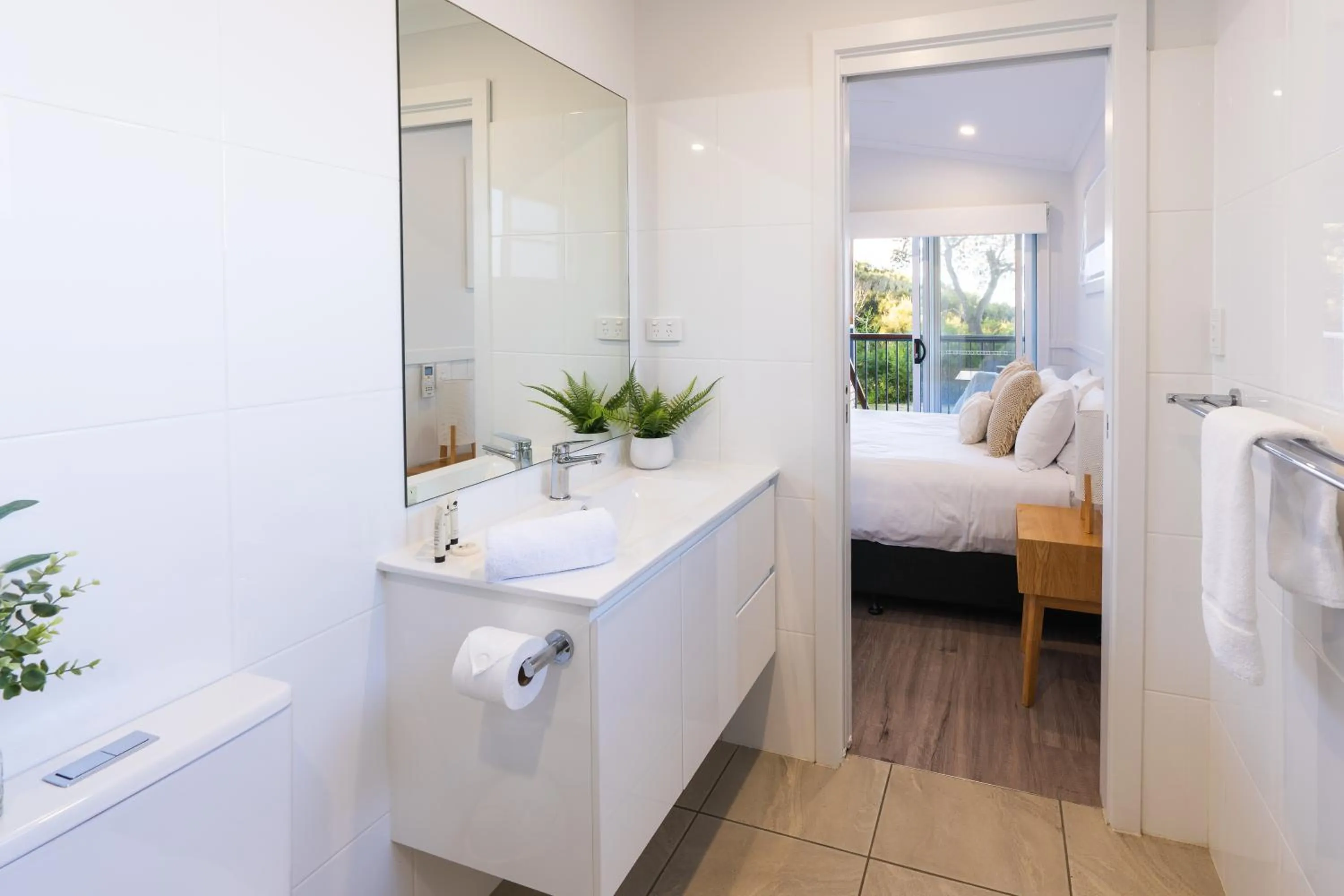 Bathroom, Bed in BIG4 Tasman Holiday Parks - Racecourse Beach