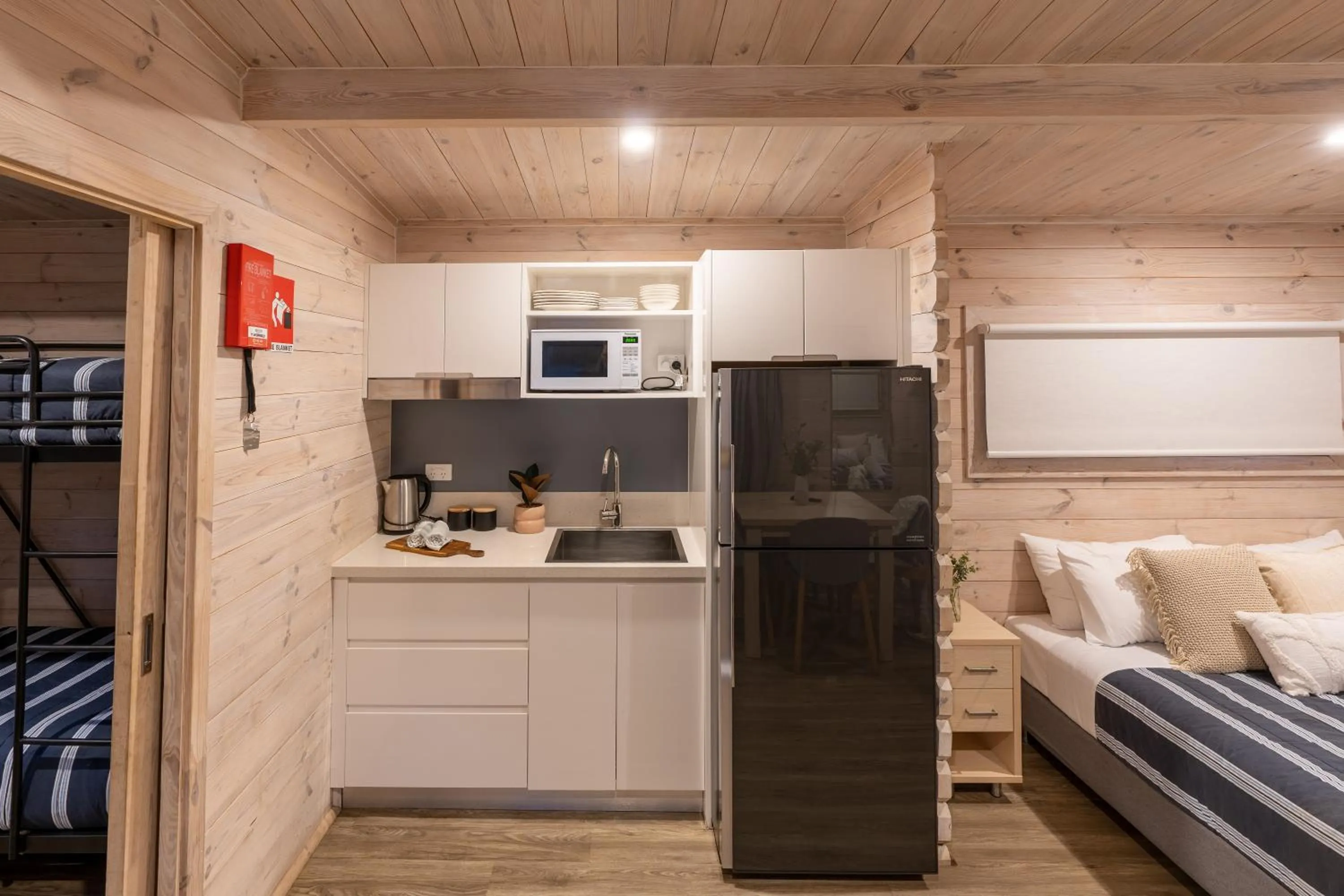 Kitchen or kitchenette, Bed in BIG4 Tasman Holiday Parks - Racecourse Beach