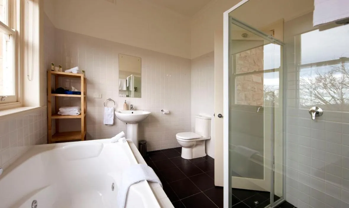 Toilet, Bed in Longview Vineyard