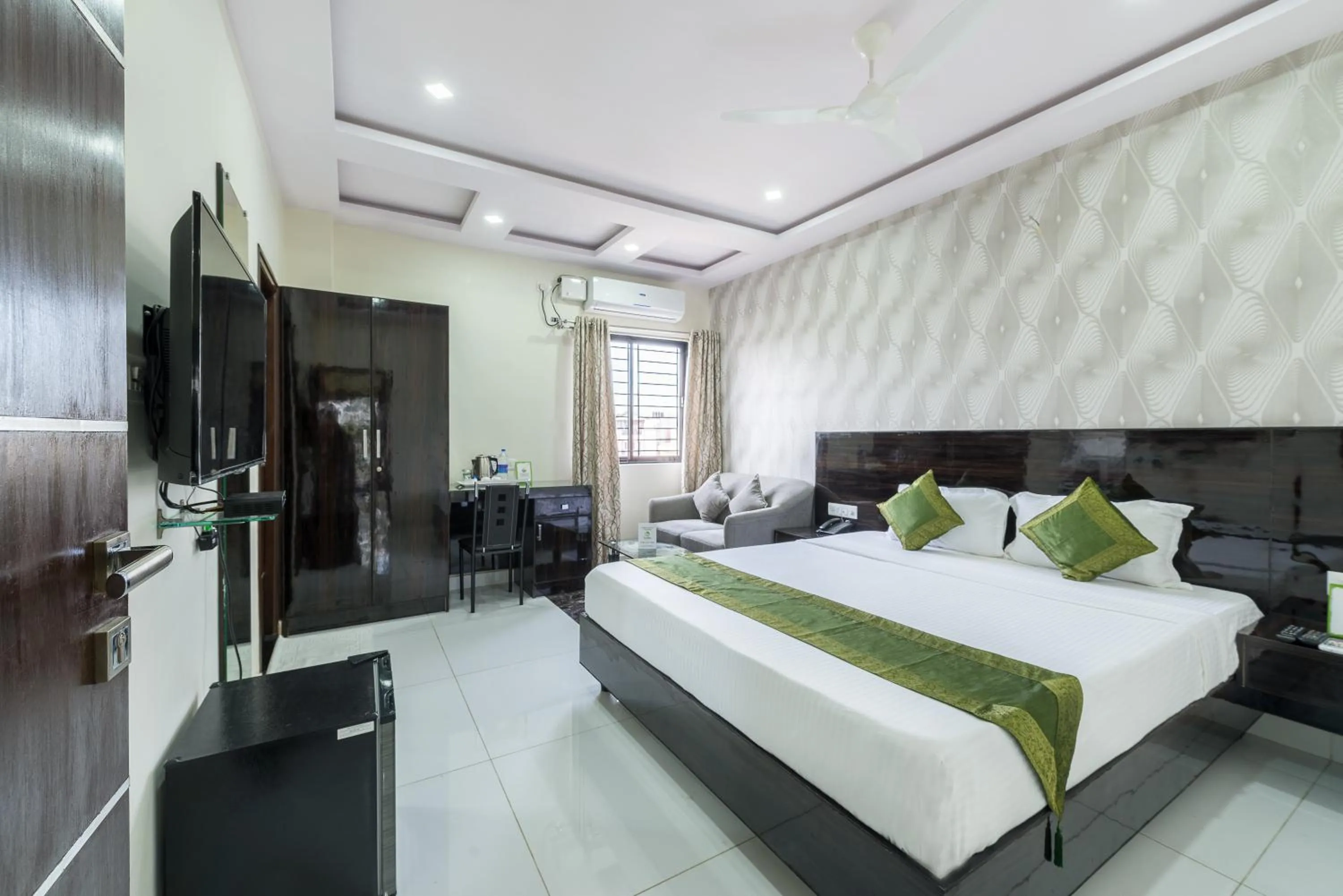 TV and multimedia, Bed in Treebo Greenwood Premier Suites, Old Airport Road