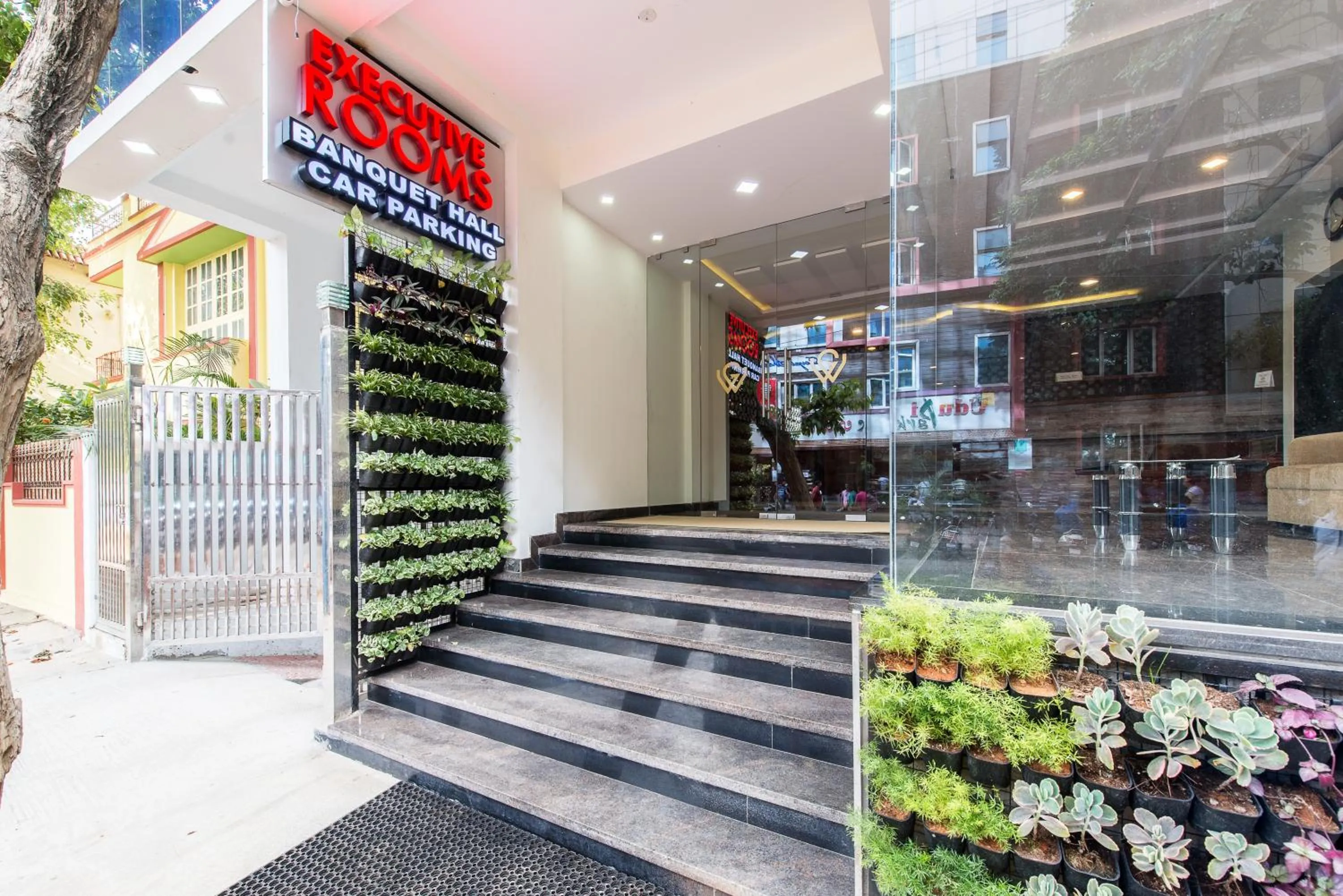 Facade/entrance in Treebo Greenwood Premier Suites, Old Airport Road