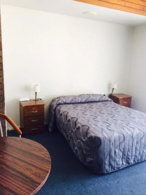 Bedroom, Bed in Downtown Motel