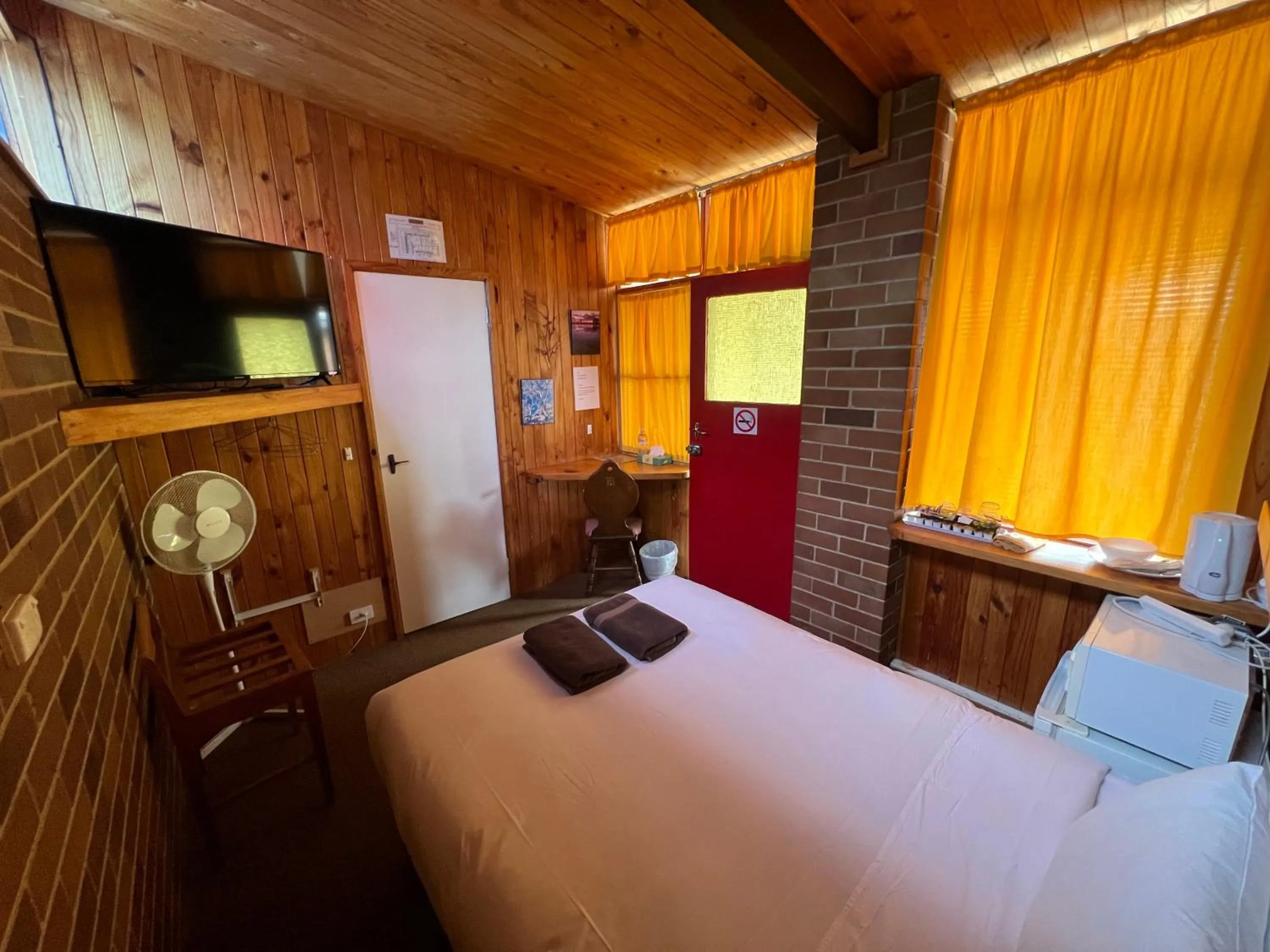 Bed in Bunkhouse Motel Cooma