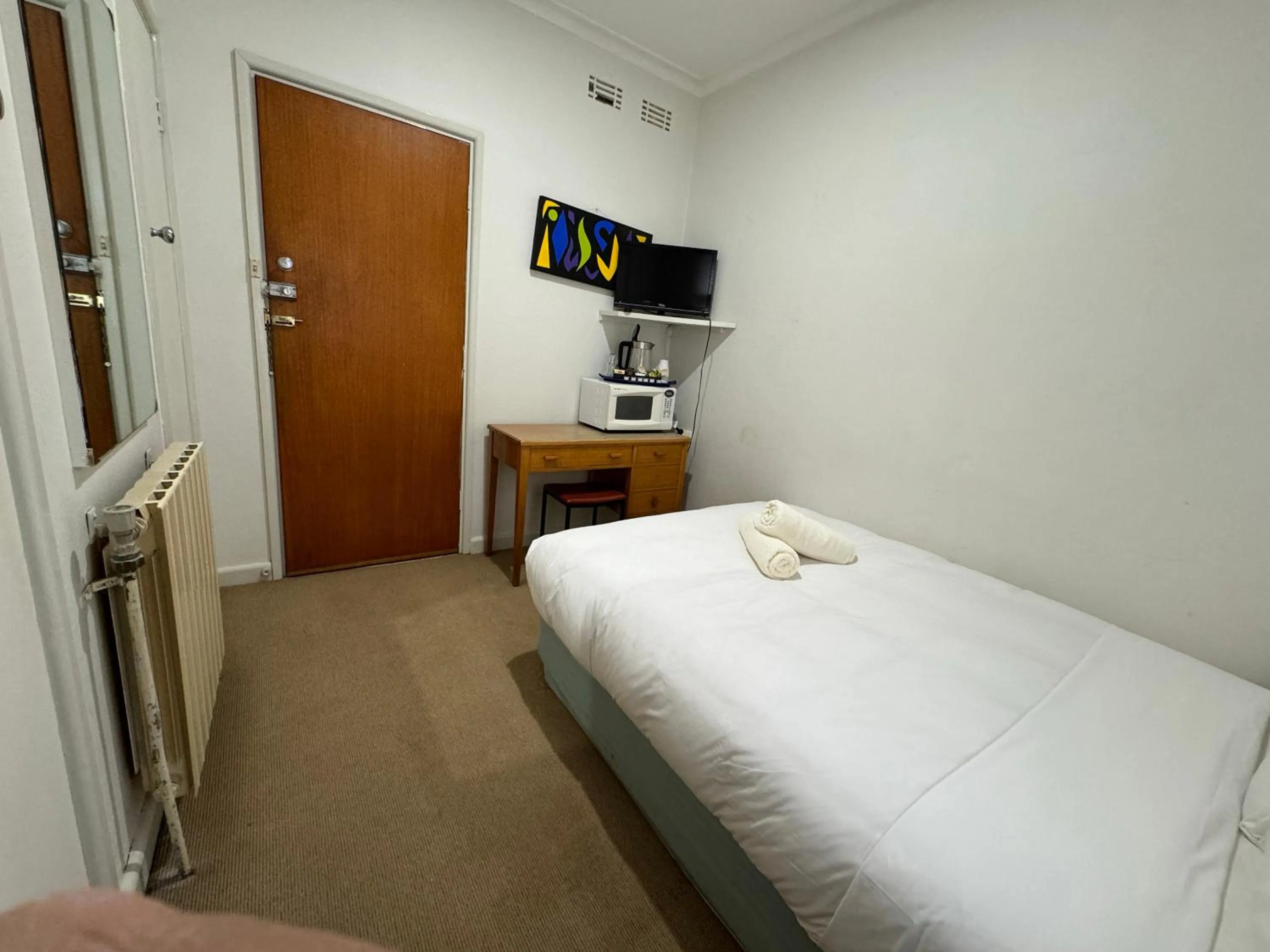 Bed in Bunkhouse Motel Cooma