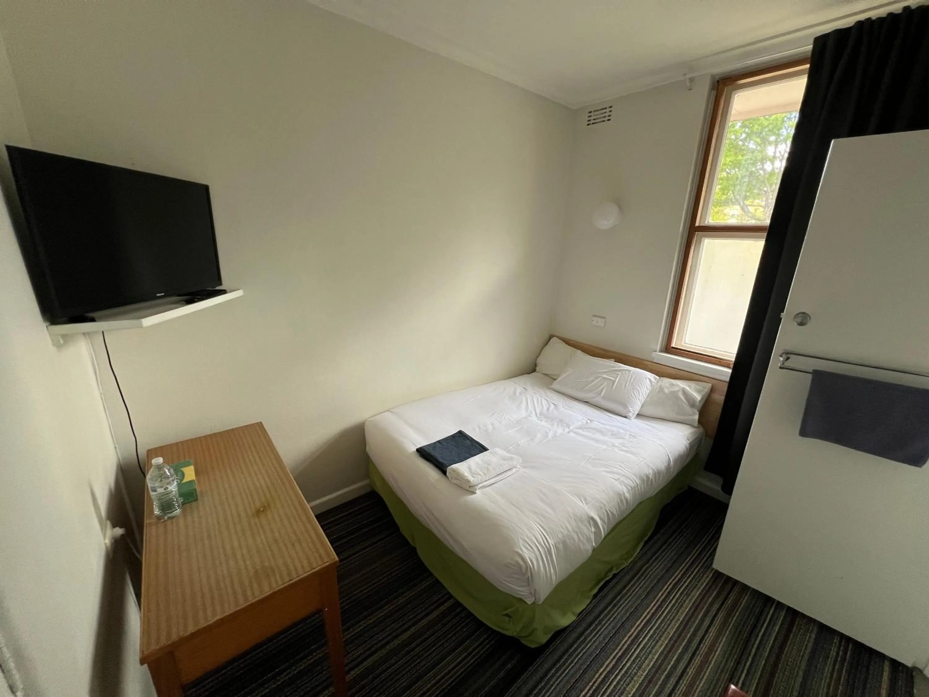 Bed in Bunkhouse Motel Cooma