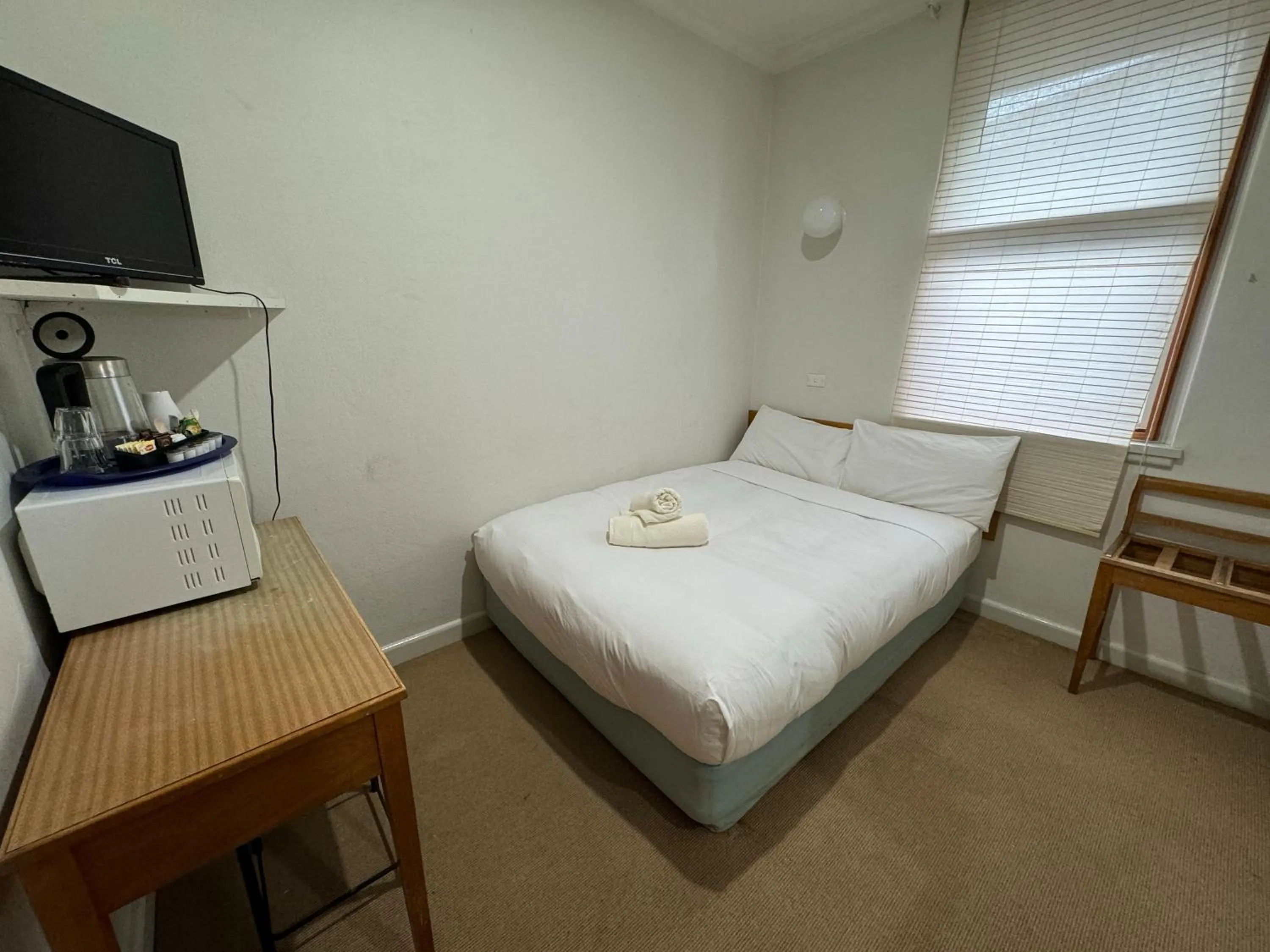 Bed in Bunkhouse Motel Cooma