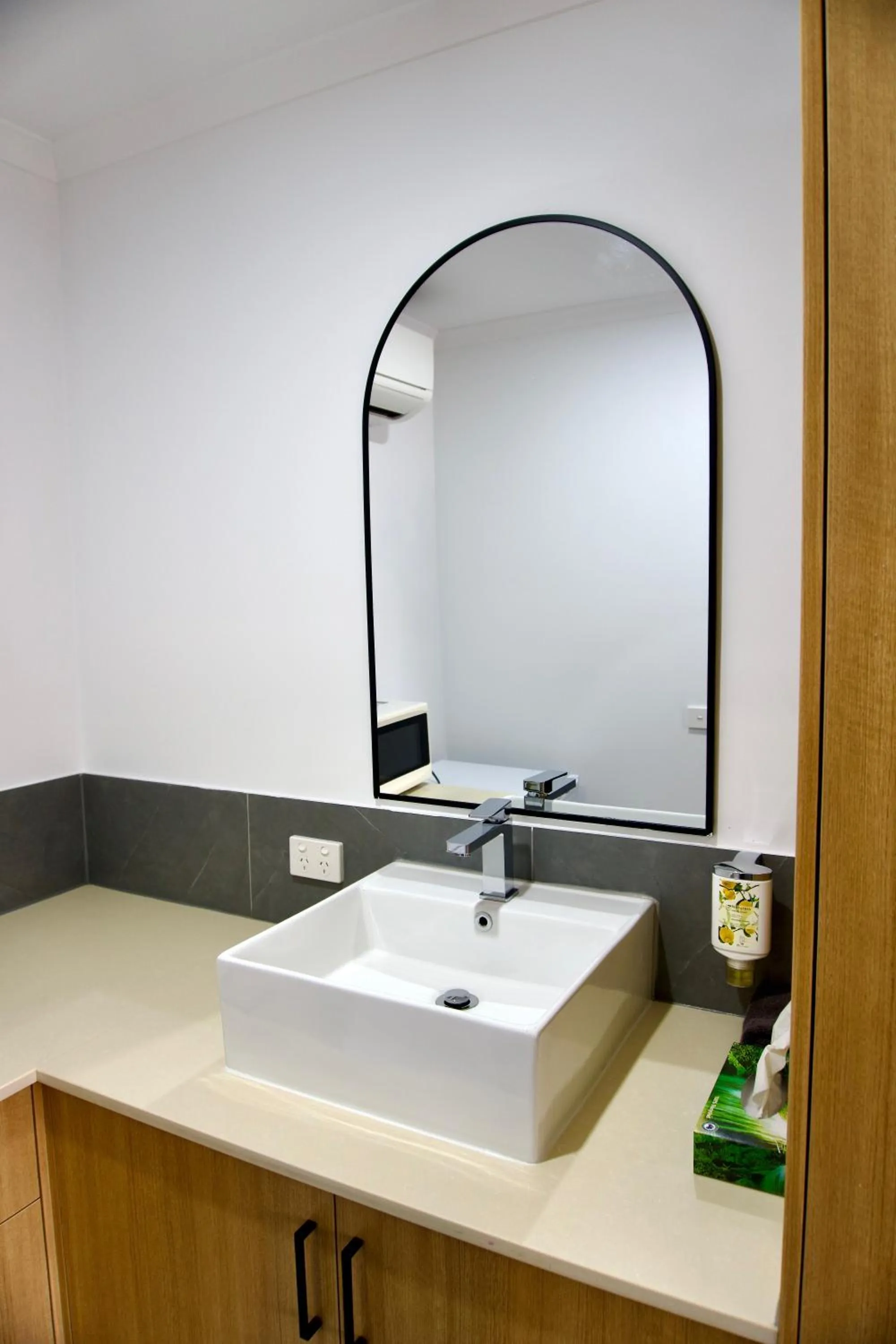 Bathroom in Ararat Colonial Lodge Motel