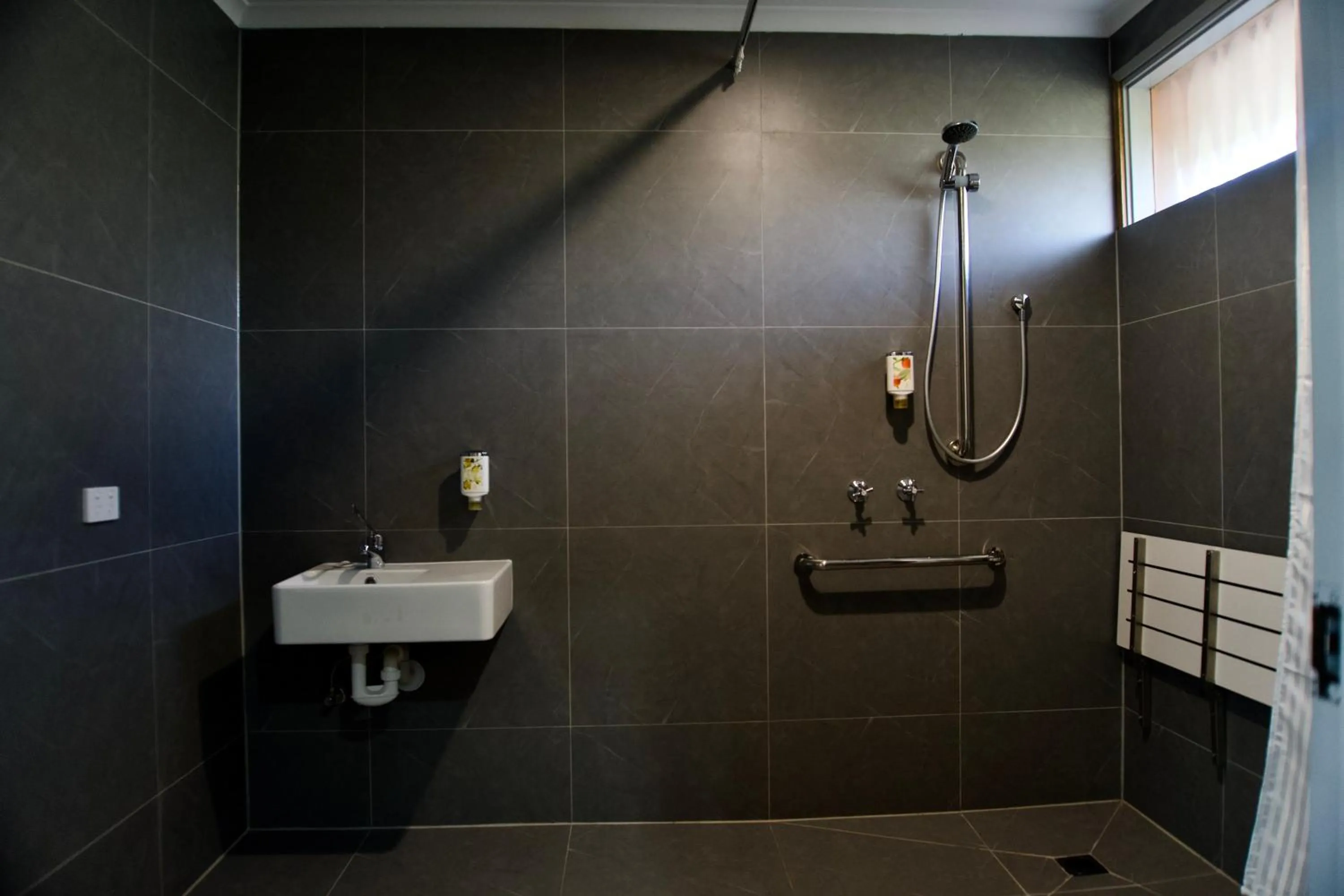 Shower in Ararat Colonial Lodge Motel