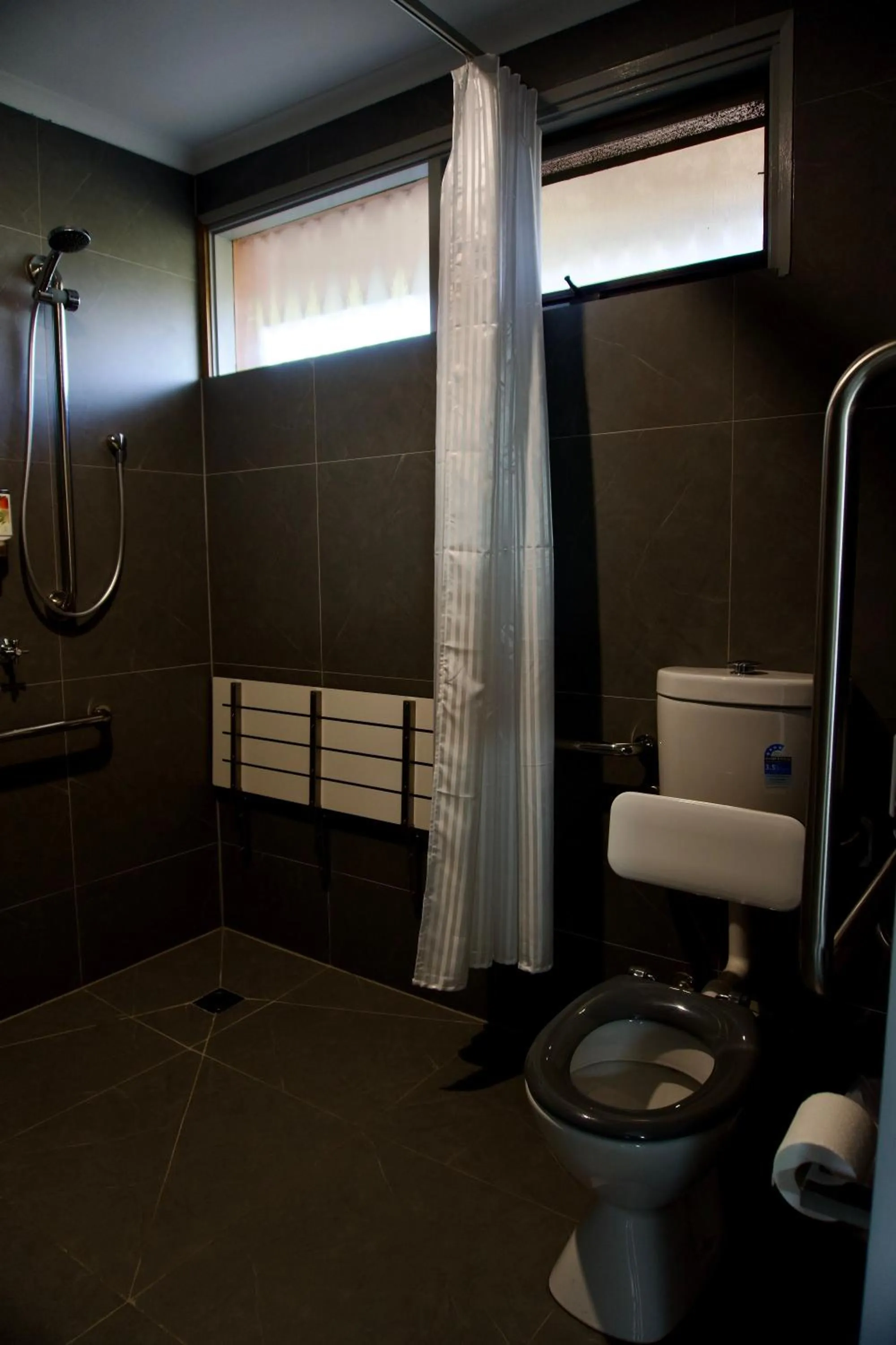 Shower in Ararat Colonial Lodge Motel