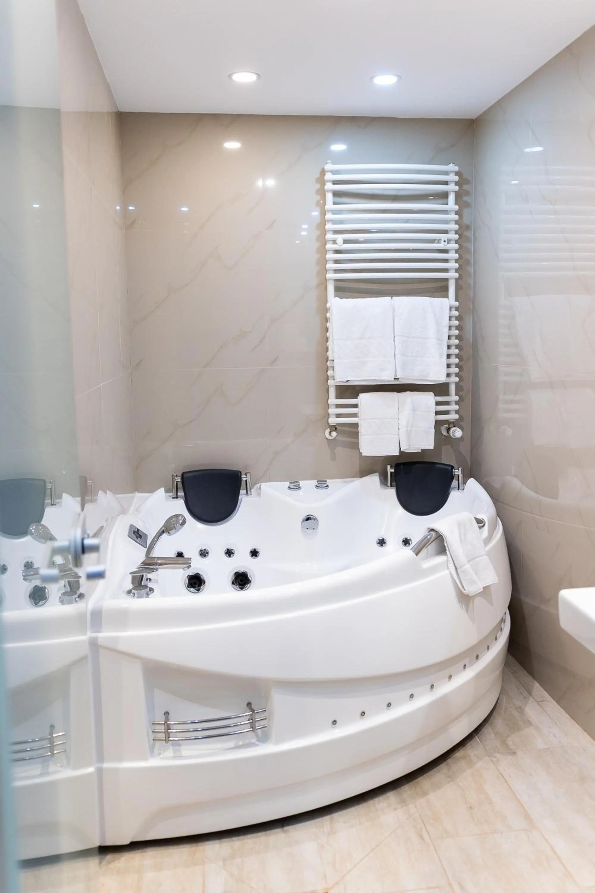 Hot Tub in Hotel Christina Plus