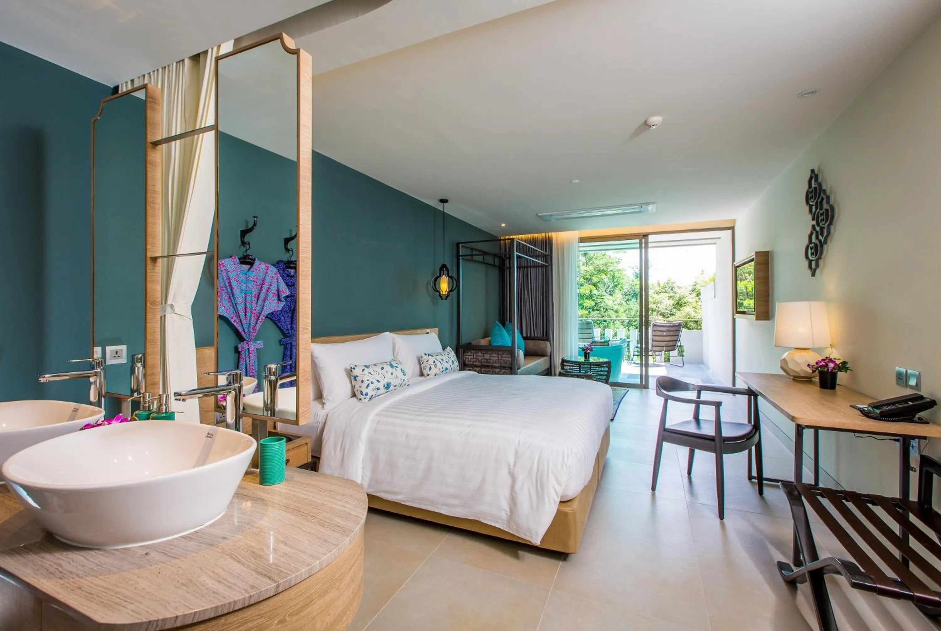 Bathroom, Bed in Fusion Suites Phuket Patong