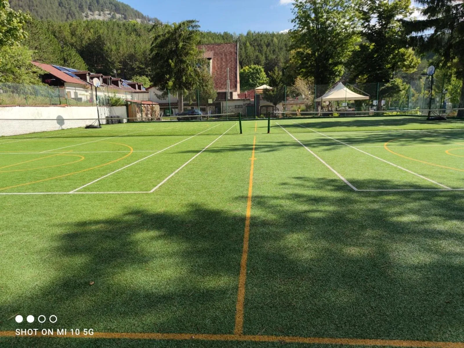 Tennis court in Hotel Bamby