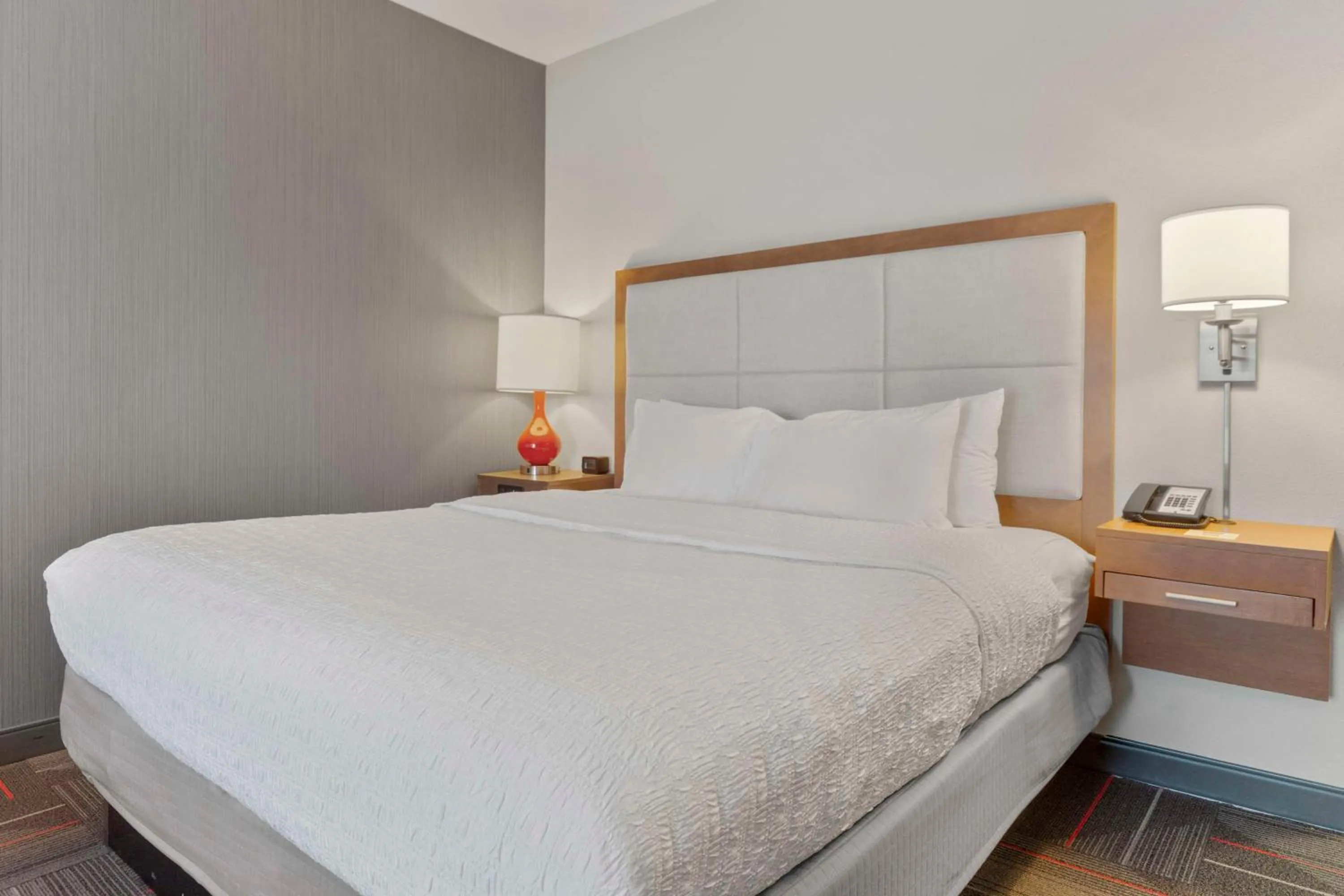 Bed in Hampton Inn & Suites Columbus Scioto Downs