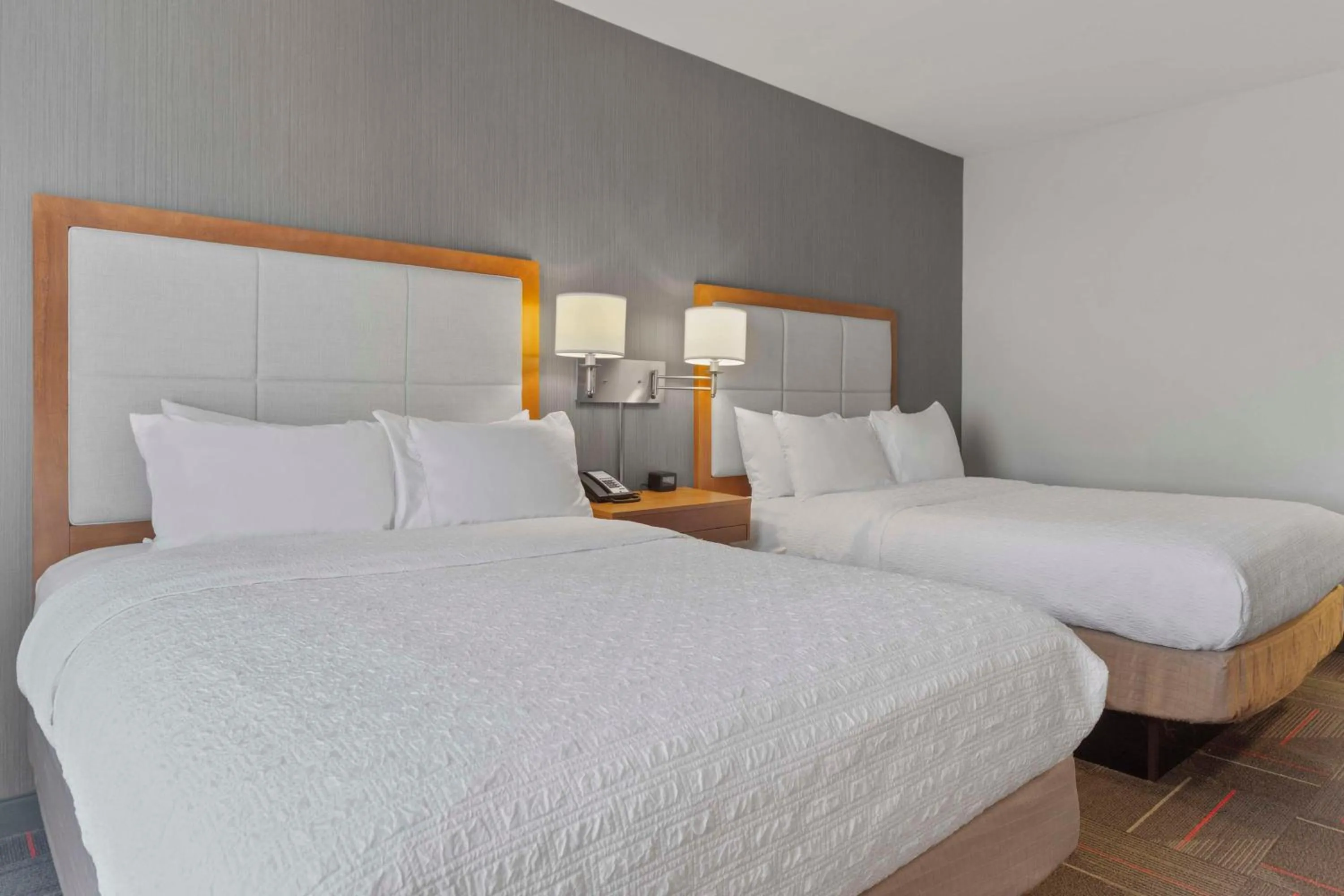 Bed in Hampton Inn & Suites Columbus Scioto Downs