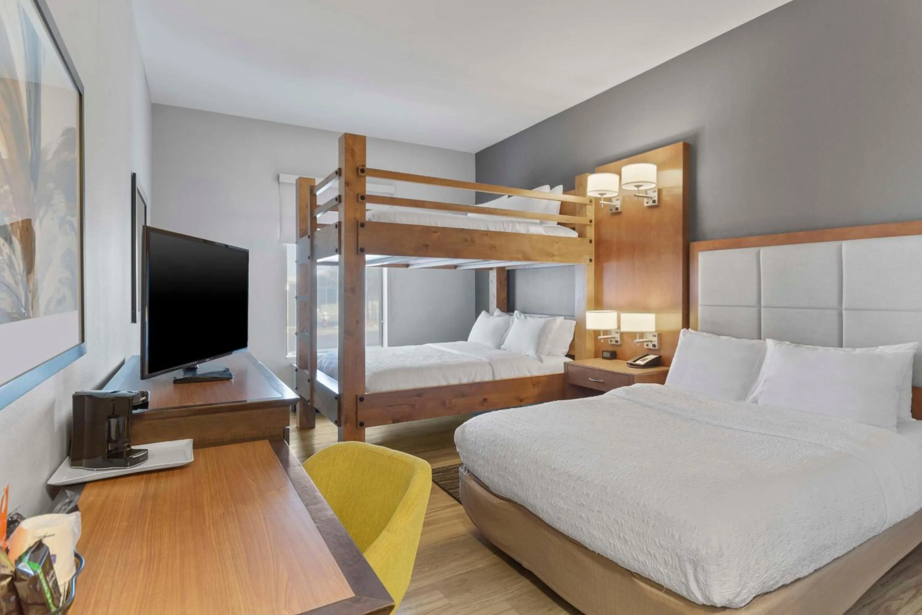 Bed in Hampton Inn & Suites Columbus Scioto Downs