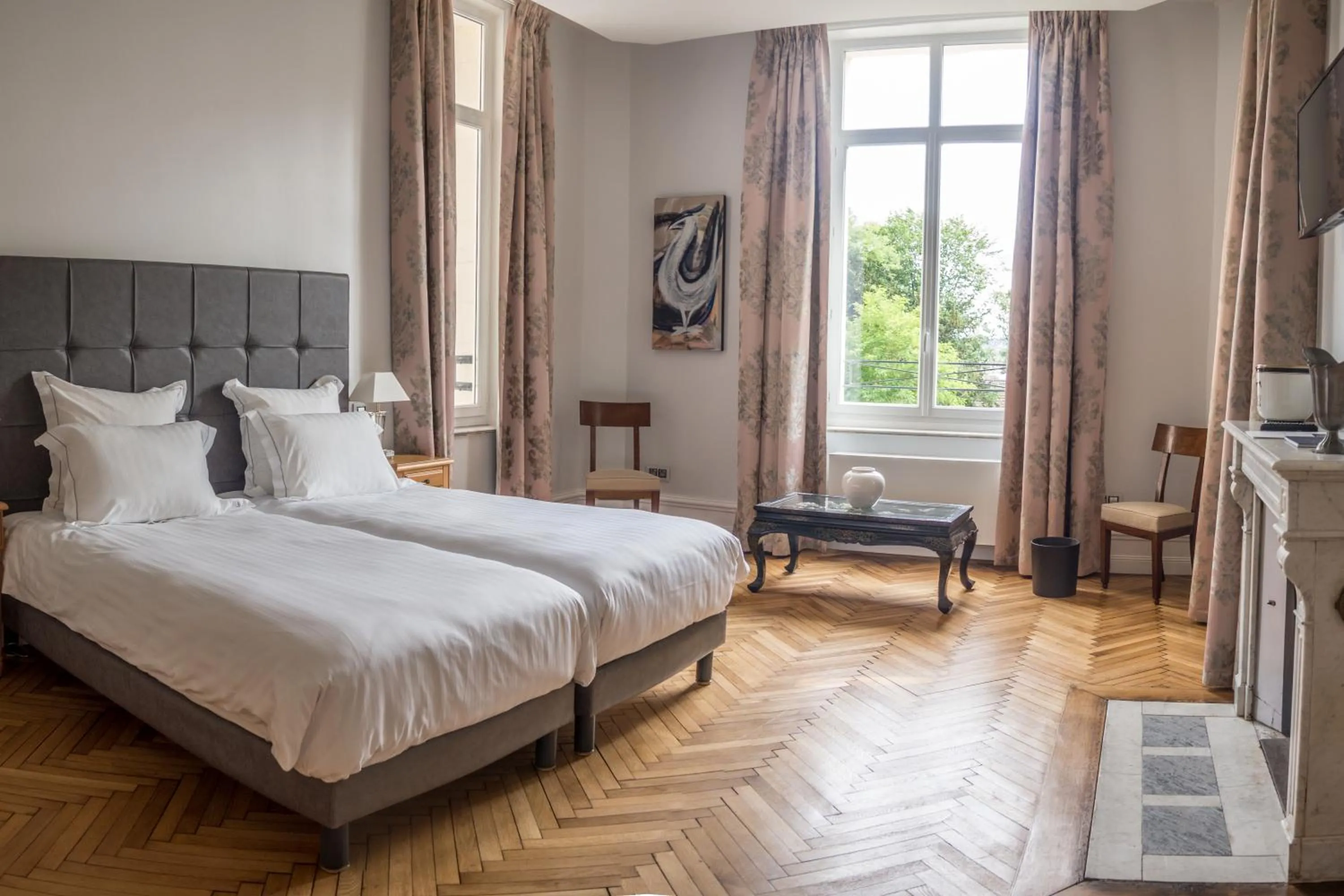 Bed in Hôtel Château de la Marlière