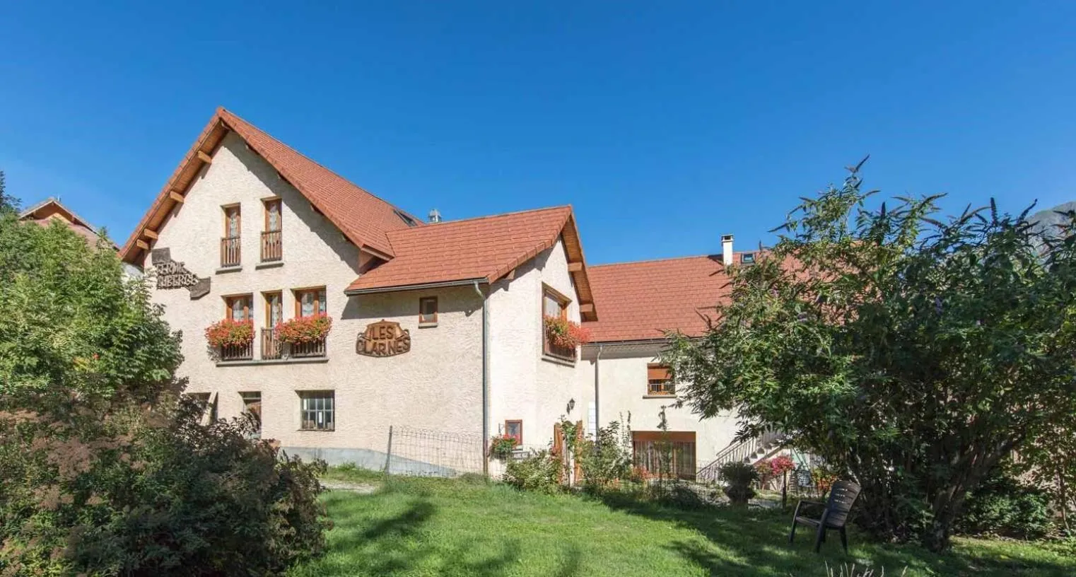 Property building in Les Clarines Perceneige - Chambre d'Hôtes Vue Sur Montagne & SPA
