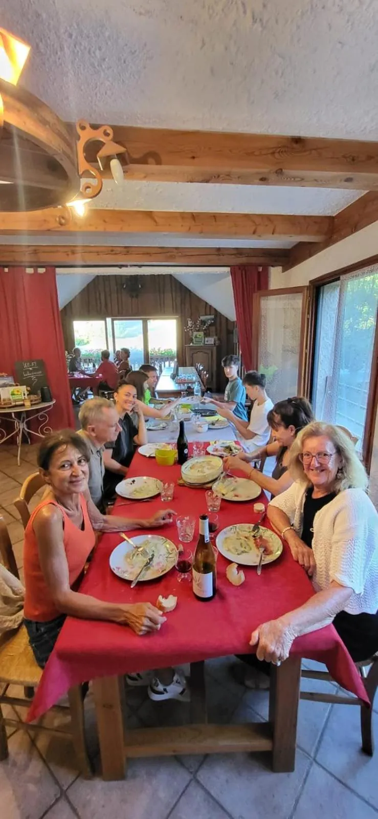 Restaurant/places to eat in Les Clarines Perceneige - Chambre d'Hôtes Vue Sur Montagne & SPA