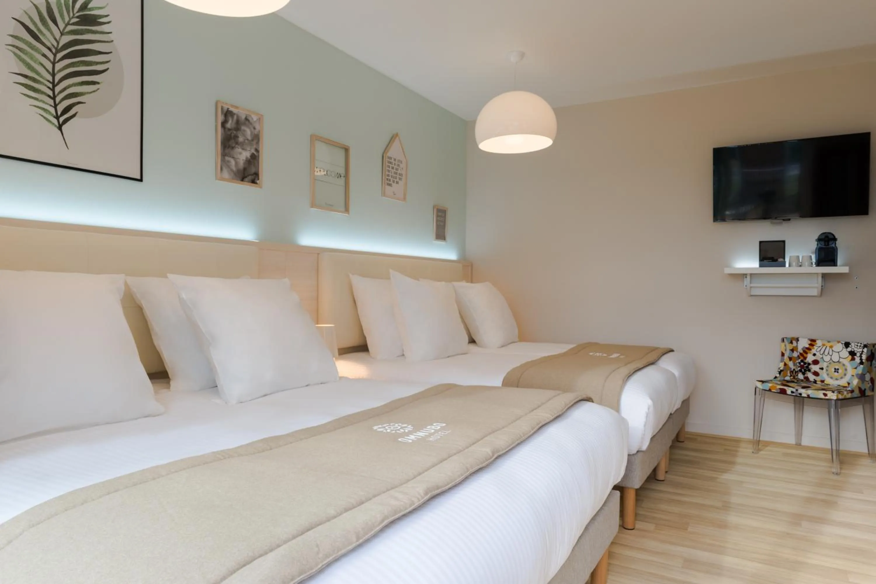 Photo of the whole room, Bed in Hôtel Omnubo Collection