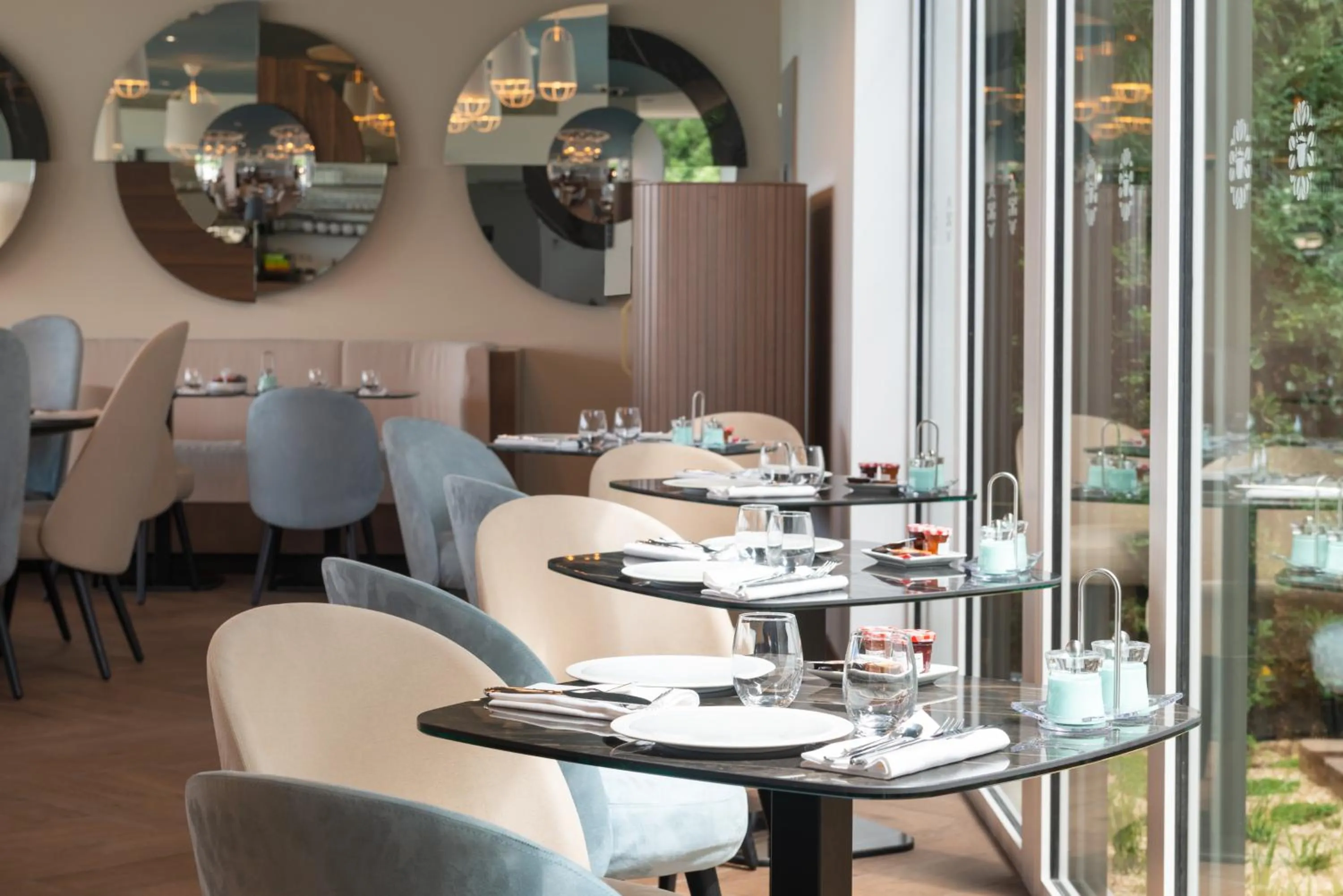 Restaurant/places to eat in Hôtel Omnubo Collection