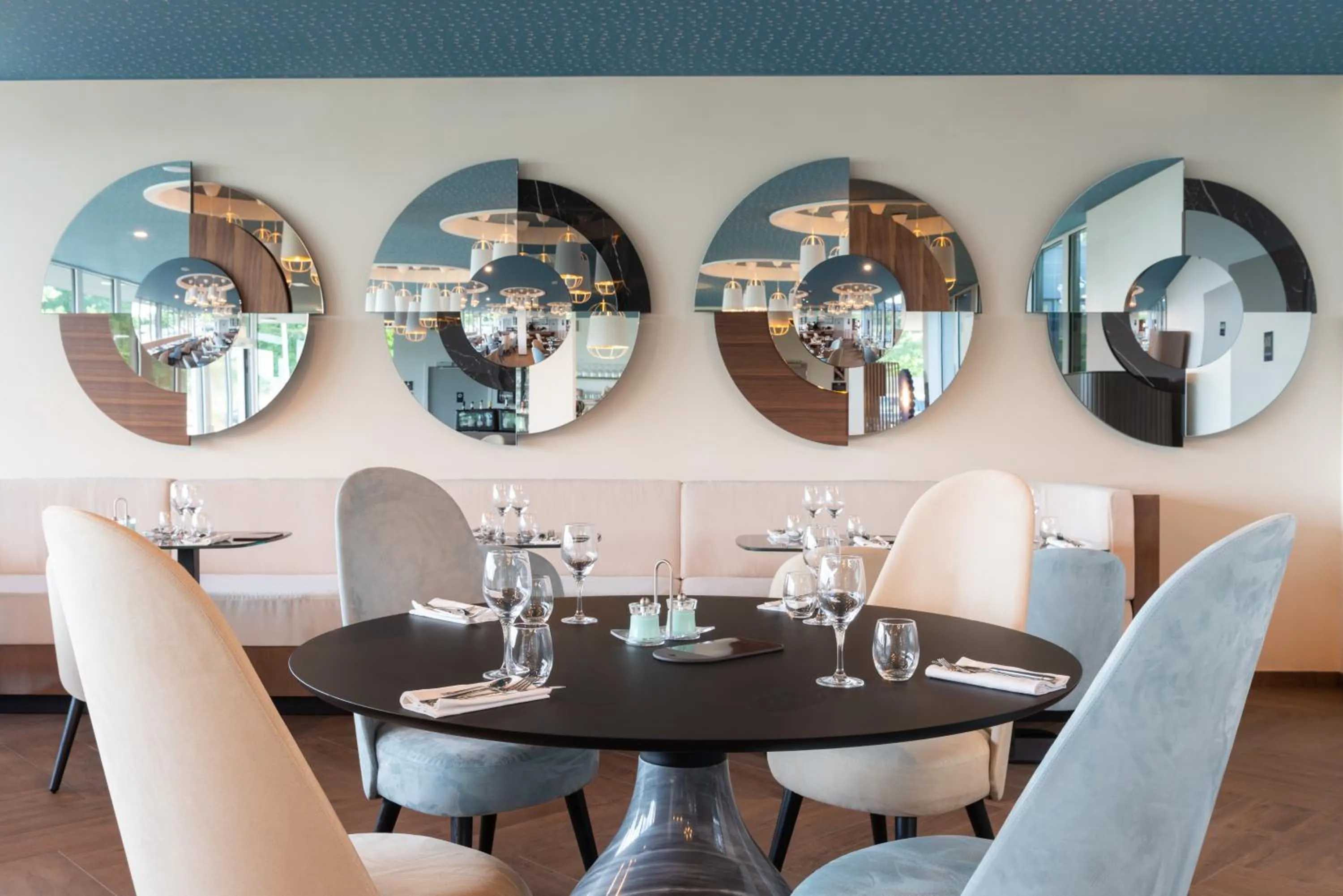 Restaurant/places to eat in Hôtel Omnubo Collection