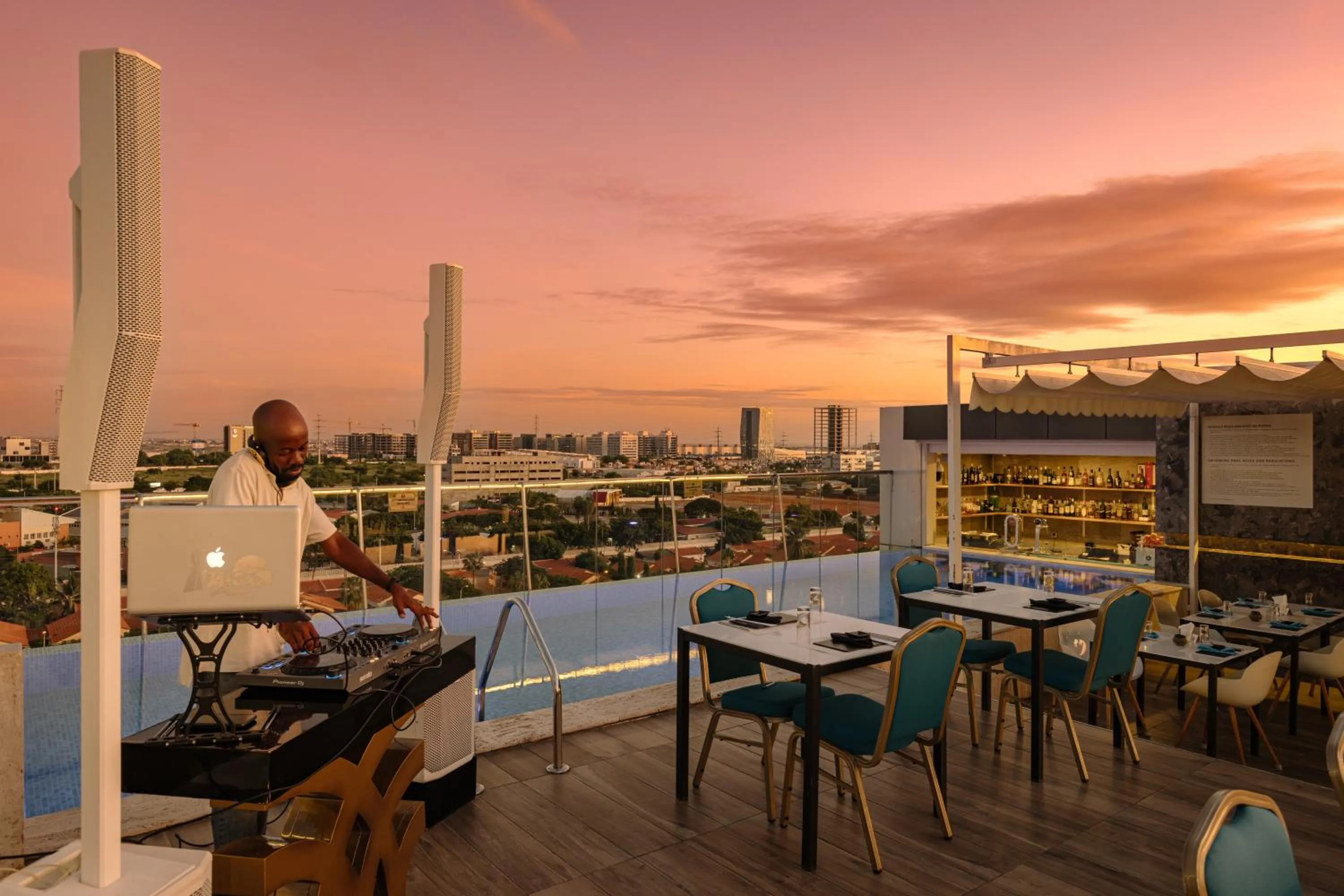 Restaurant/places to eat in Palmeiras Suite Hotel