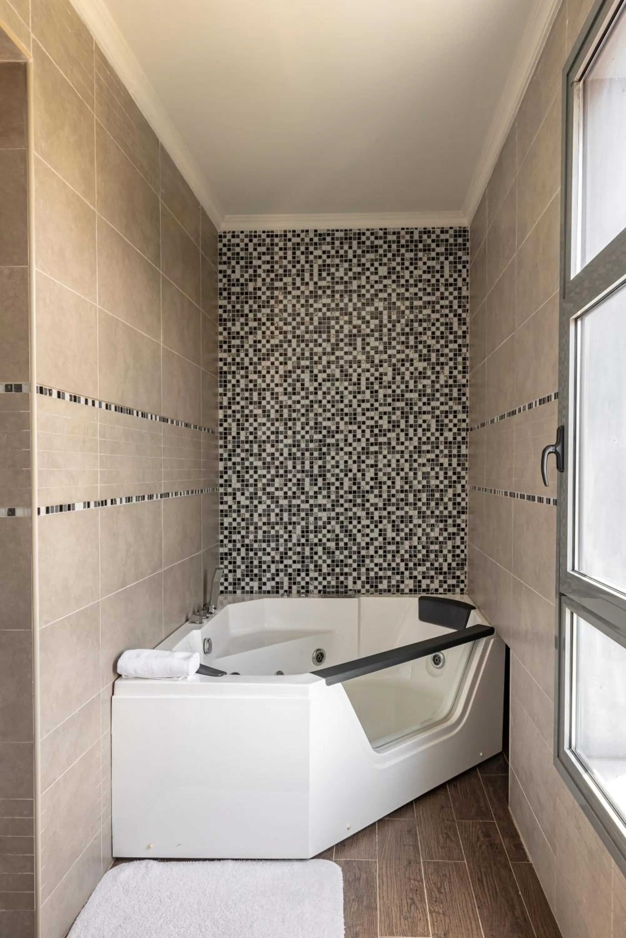 Bath in Palmeiras Suite Hotel