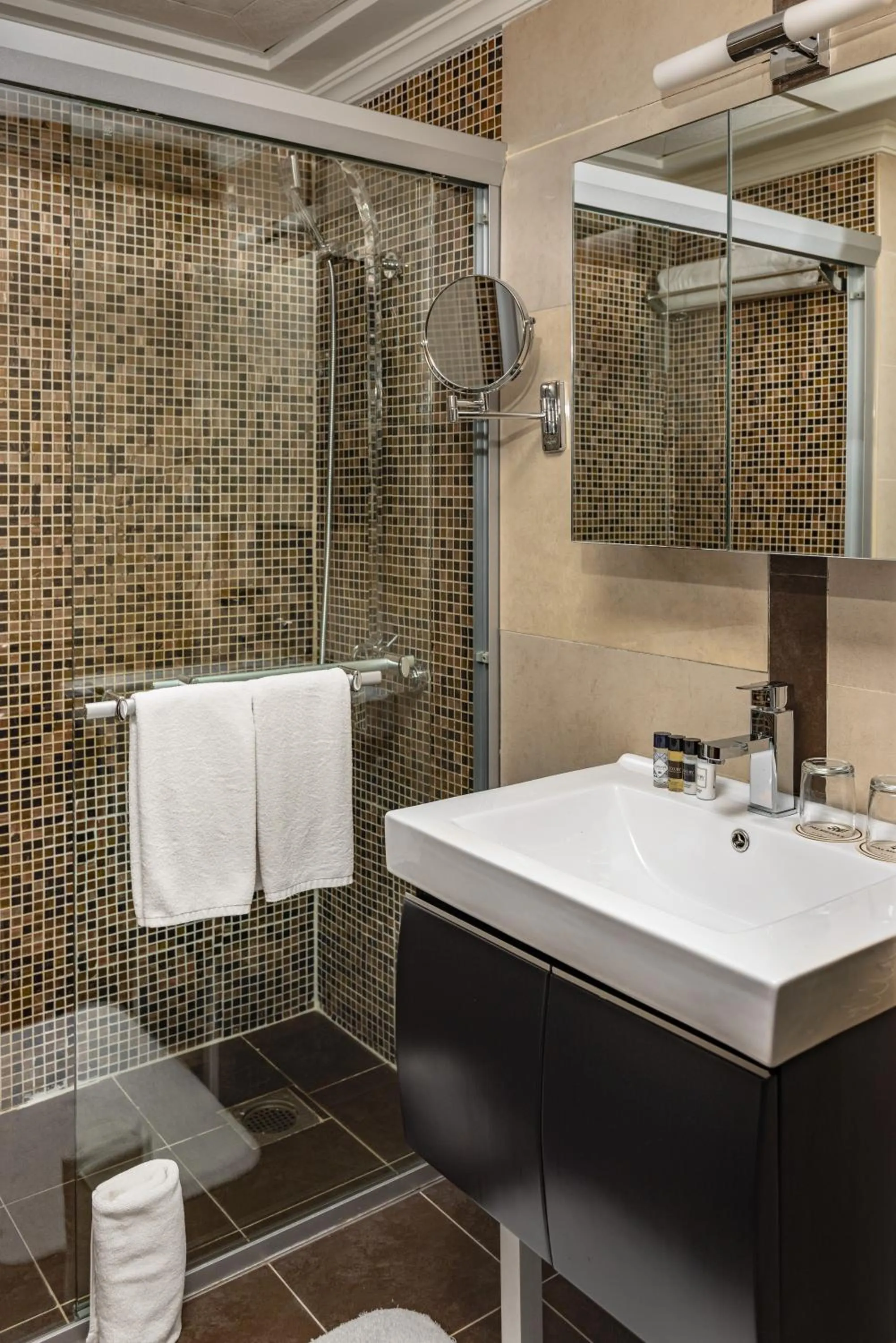 Shower in Palmeiras Suite Hotel