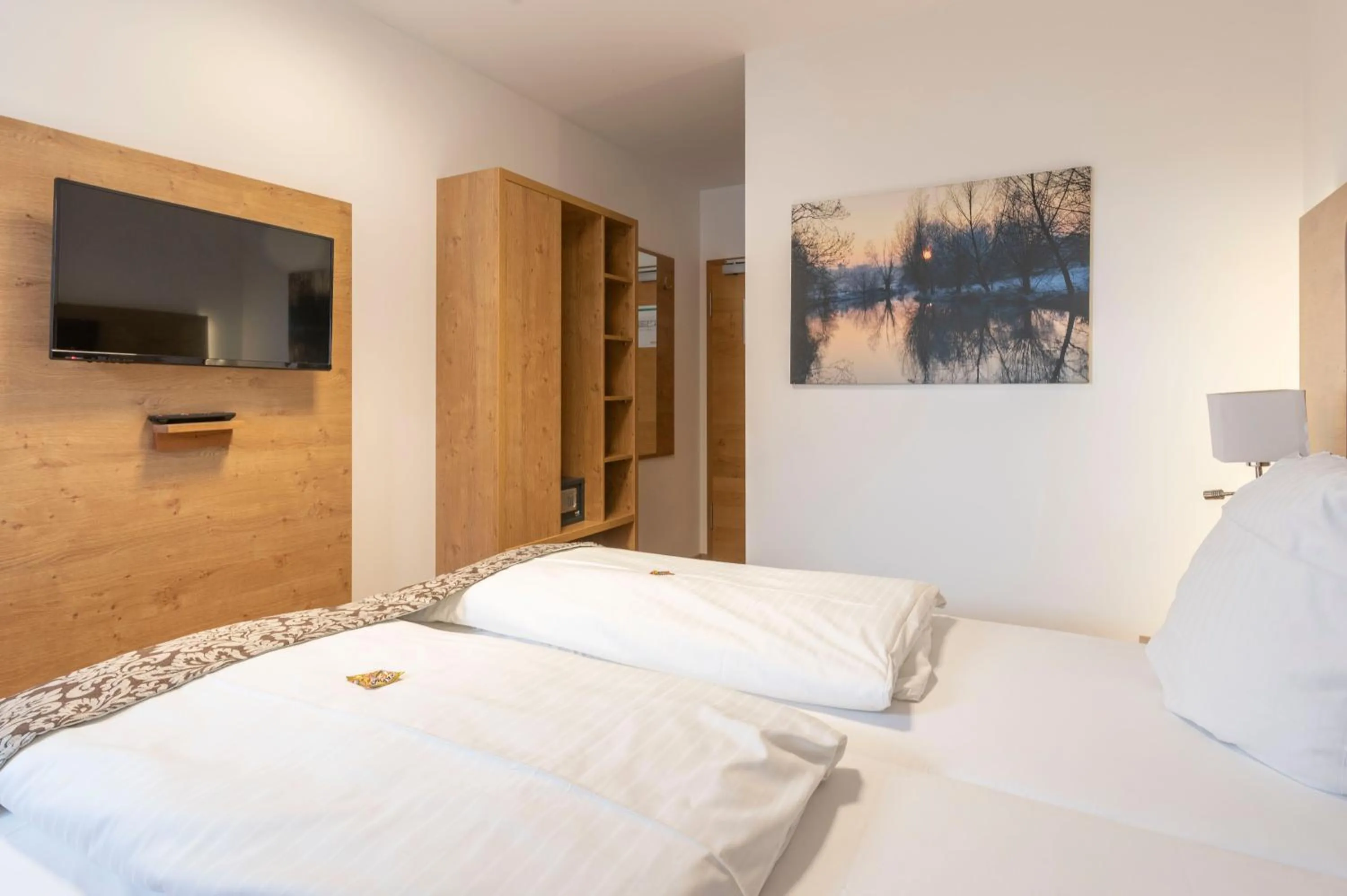 Photo of the whole room, Bed in Hotel ten Hoopen Restaurant Deele