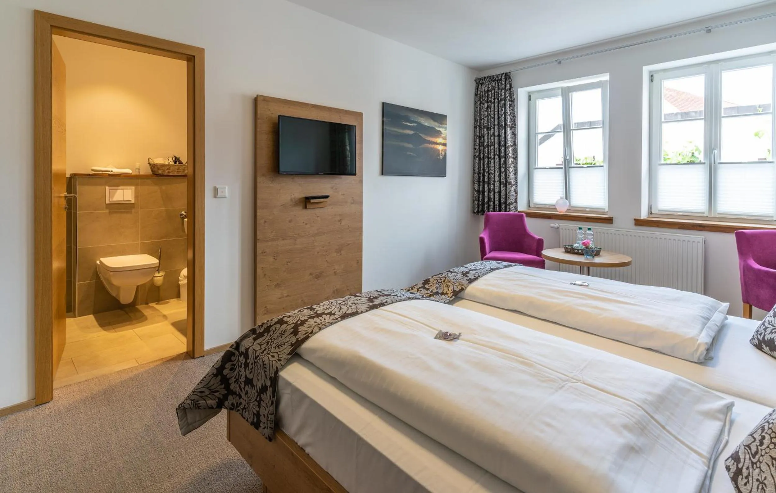 Photo of the whole room, Bed in Hotel ten Hoopen Restaurant Deele