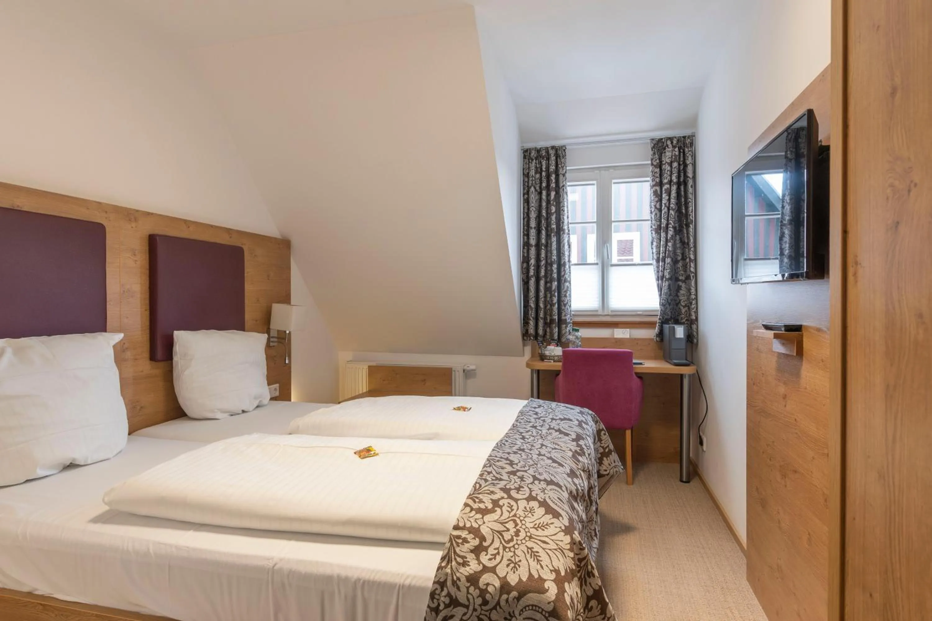 Photo of the whole room, Bed in Hotel ten Hoopen Restaurant Deele