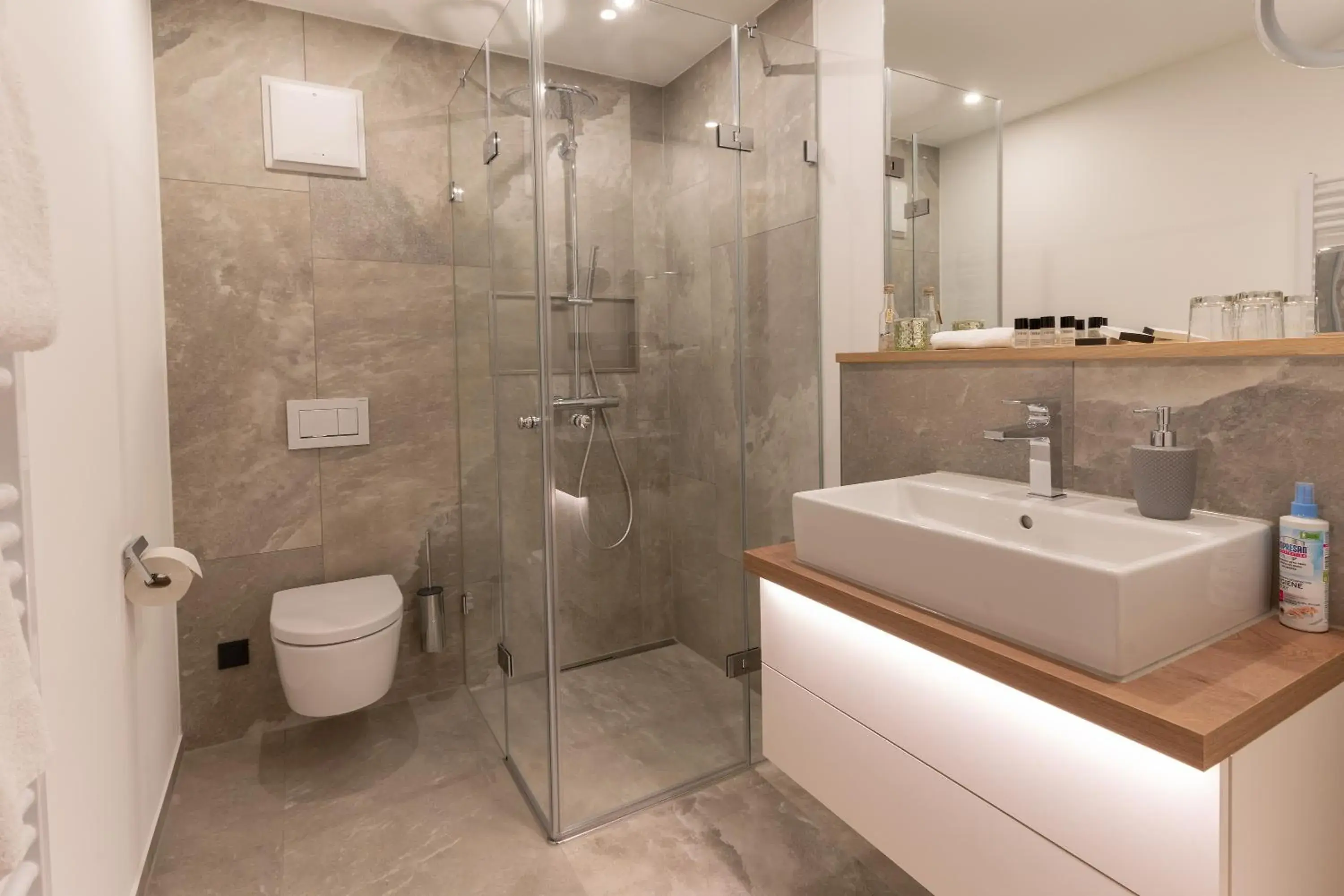 Deluxe Double Room with Balcony - single occupancy in Hotel ten Hoopen Restaurant Deele Deluxe Double Room with Balcony - single occupancy in Hotel ten Hoopen Restaurant Deele