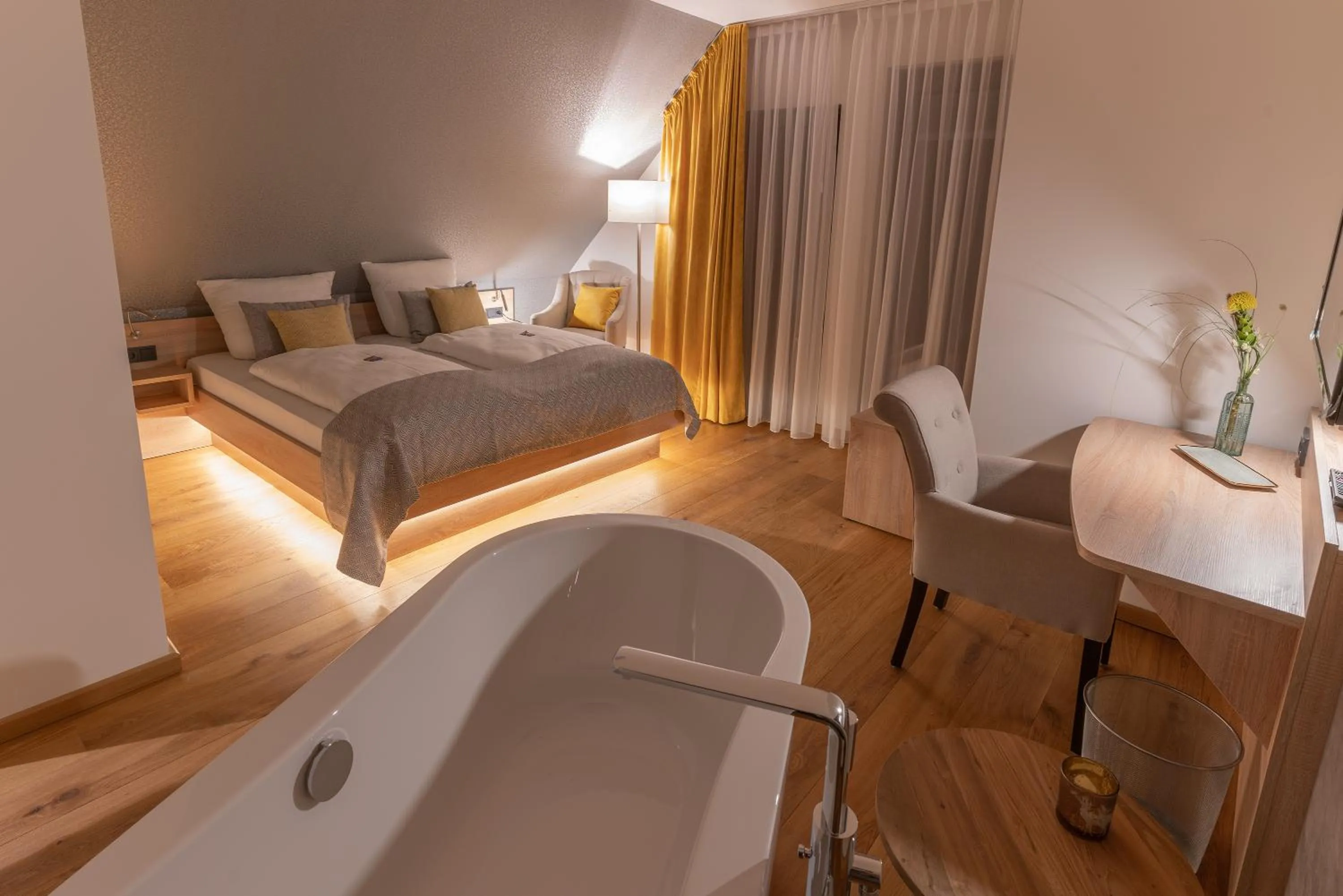 Photo of the whole room, Bed in Hotel ten Hoopen Restaurant Deele