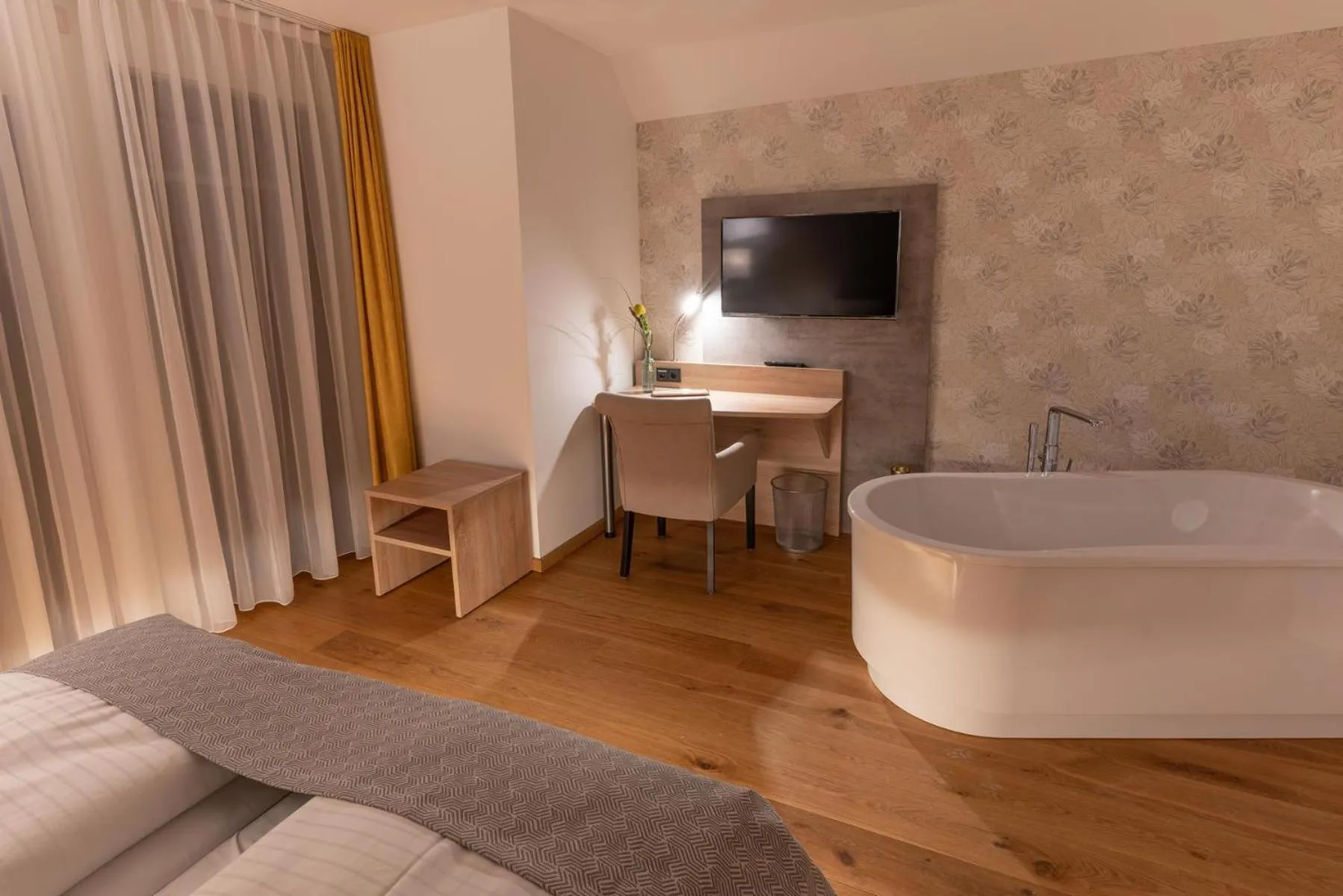 Photo of the whole room, Bed in Hotel ten Hoopen Restaurant Deele