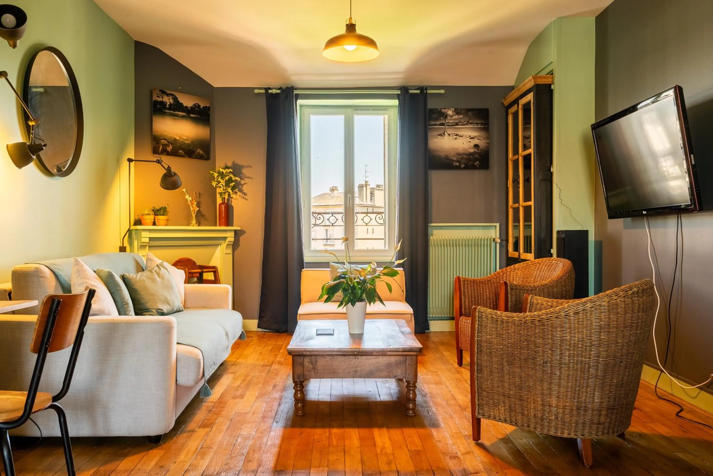 TV and multimedia in Dupain & Dubeurre Appart'hôtel - Parking en supp