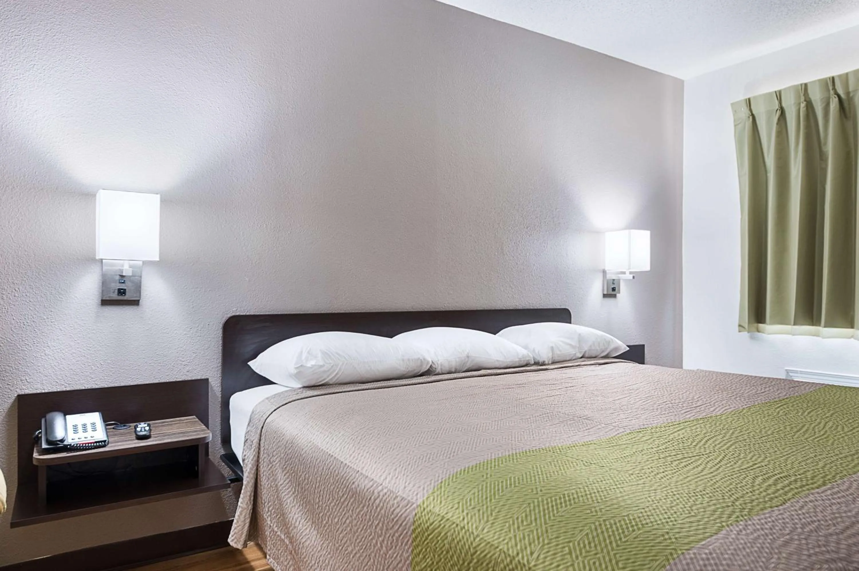 Photo of the whole room, Bed in Motel 6-New Iberia, LA