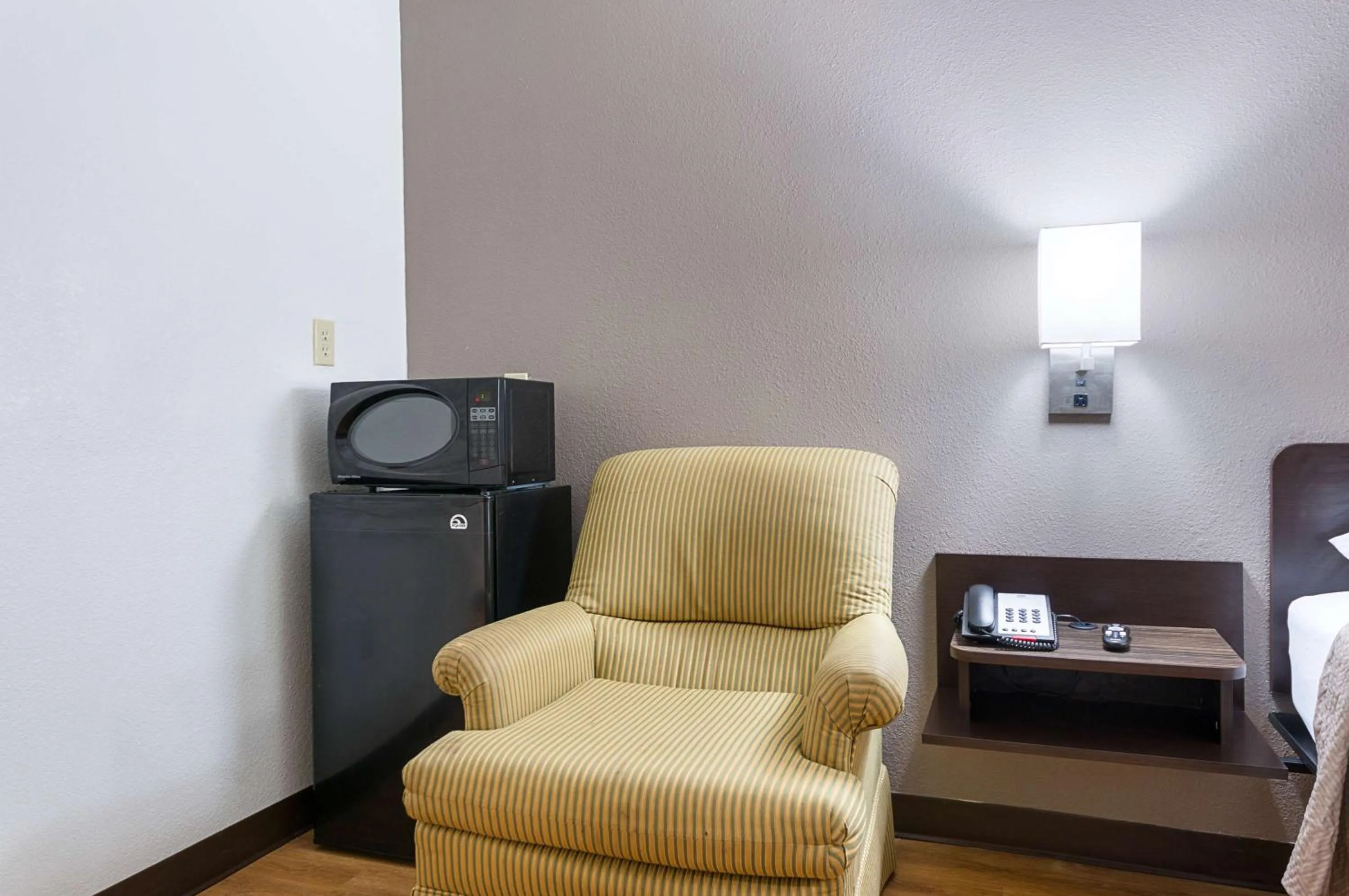 Photo of the whole room in Motel 6-New Iberia, LA