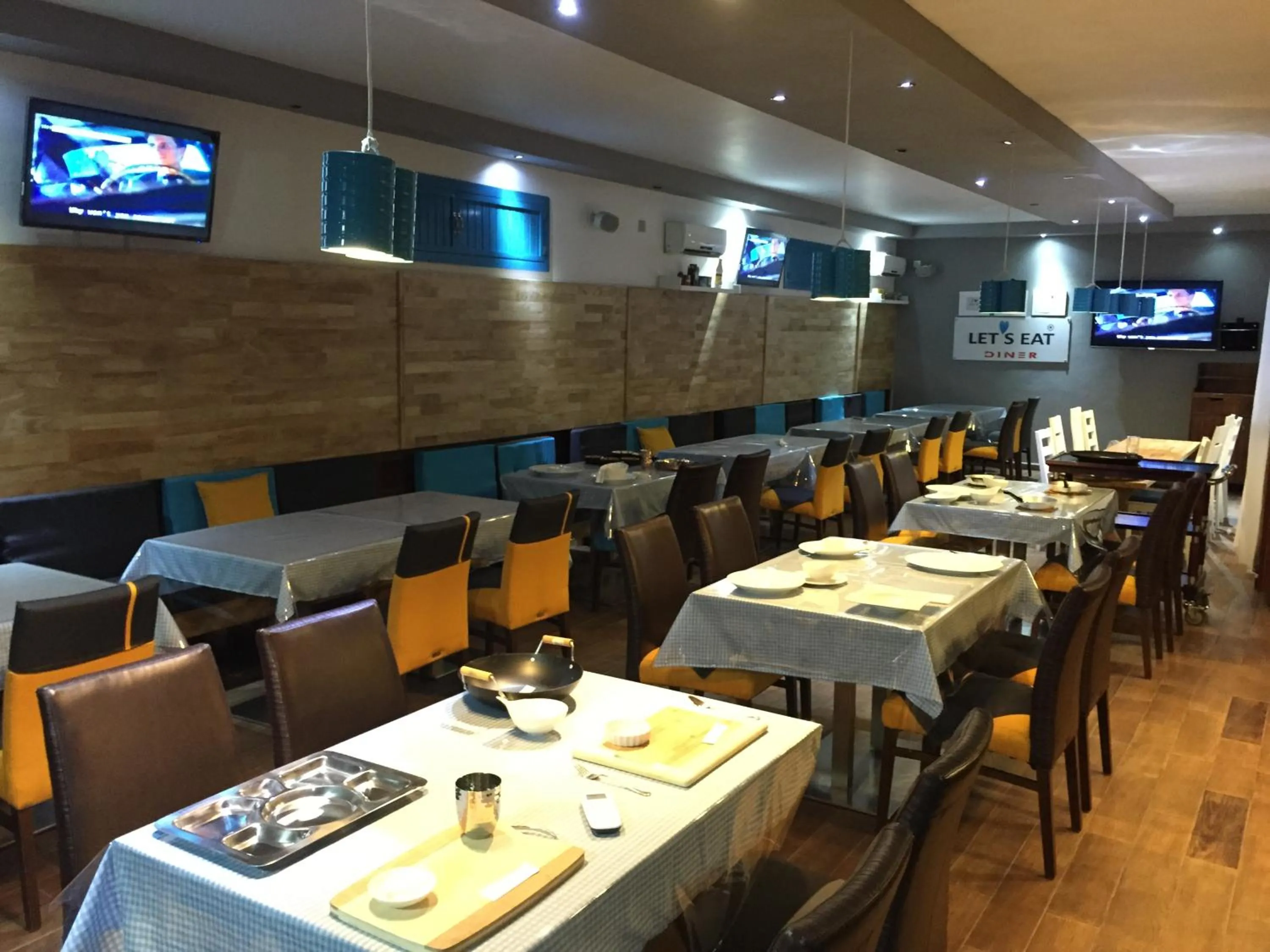 Restaurant/places to eat in Murex Plaza Hotel & Suites