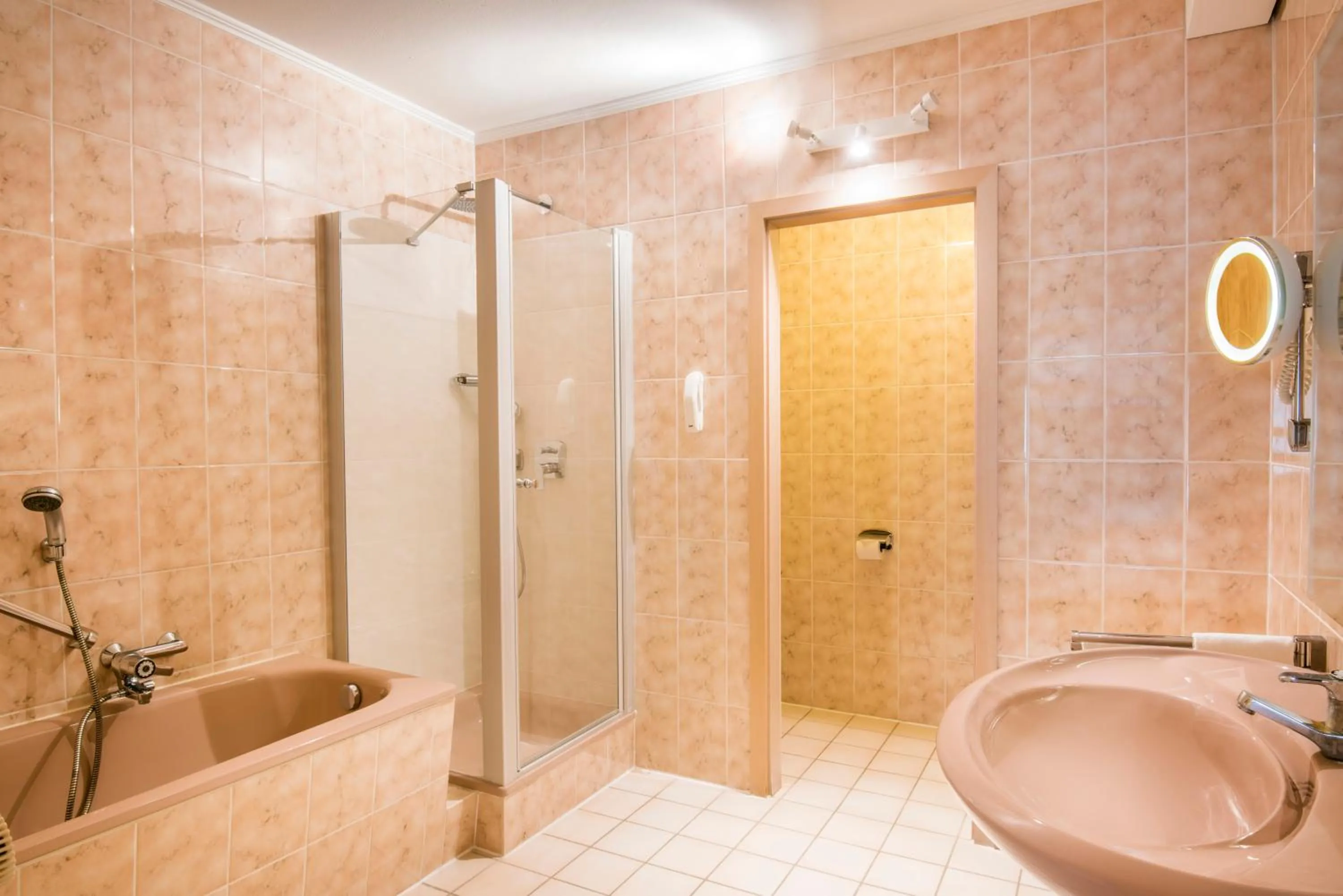 Shower in Eden au Lac